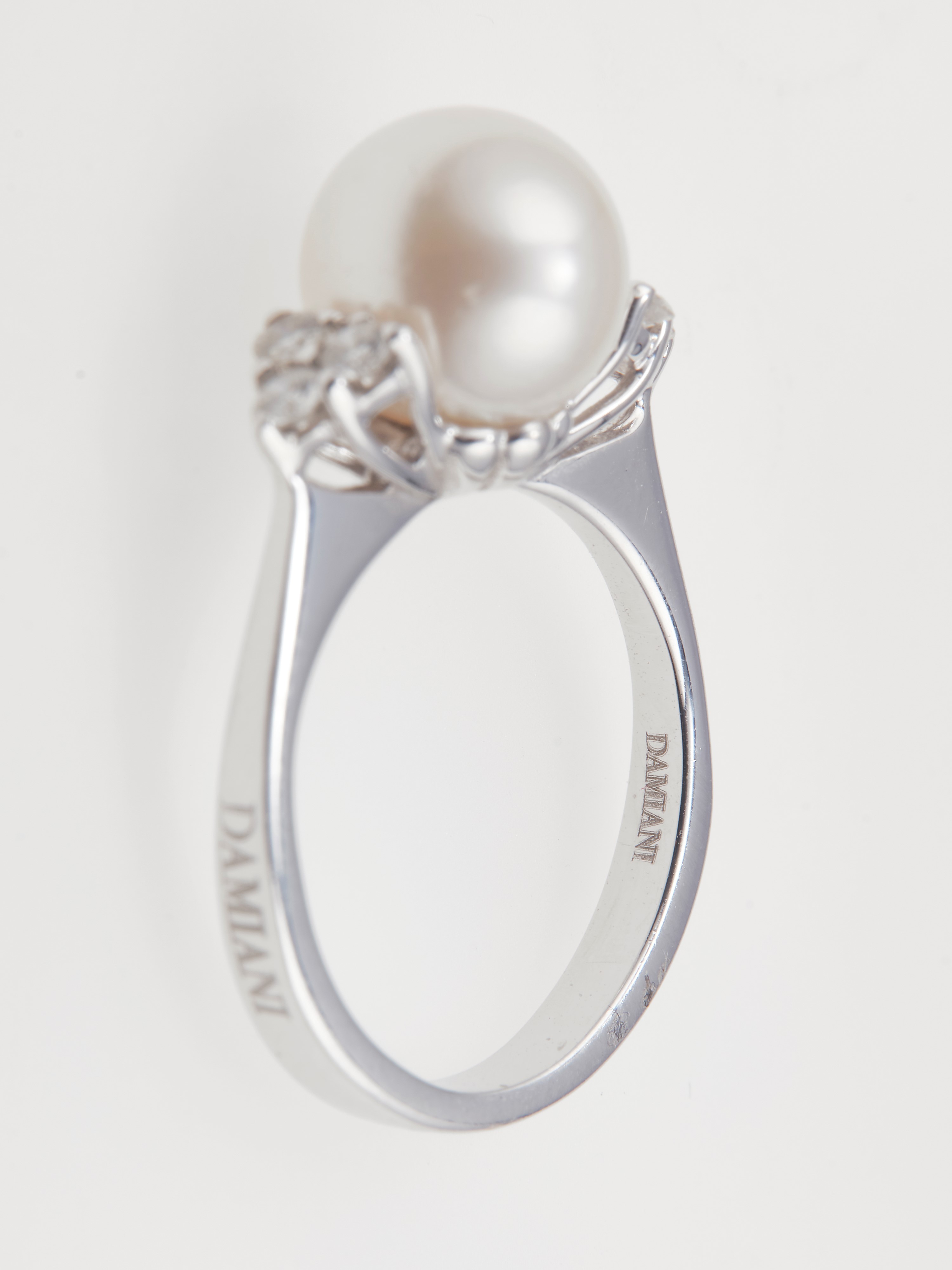 Damiani. Anello con Perla Coltivata e Piccoli Diamanti