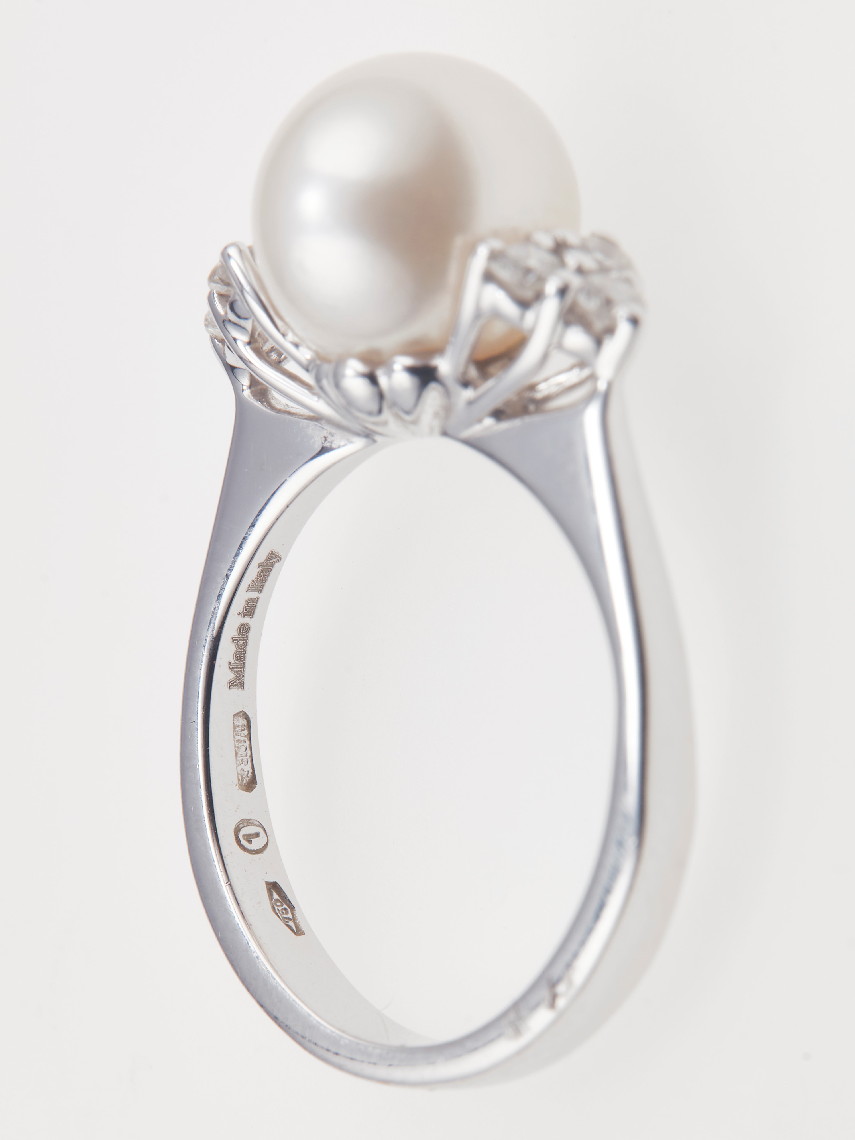 Damiani. Anello con Perla Coltivata e Piccoli Diamanti