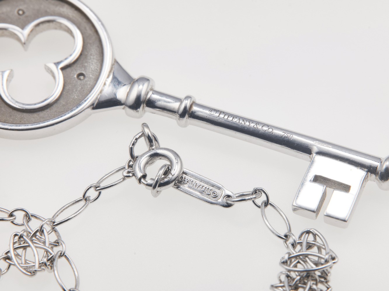 Tiffany & Co., Pendente “Keys” con piccoli diamanti, montatura in oro bianco 750/1000