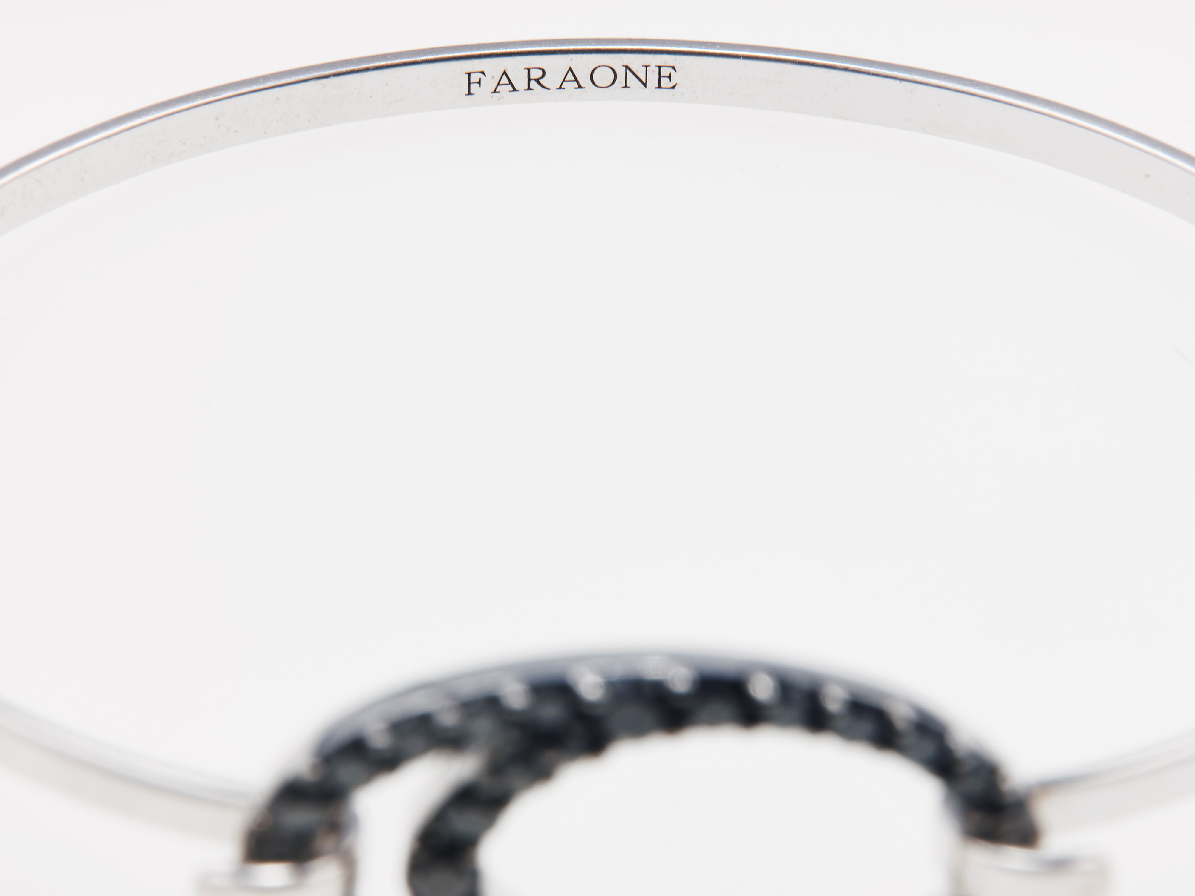 Faraone. Bracciale Rigido “f” con Diamanti Neri