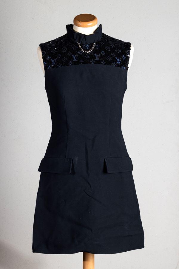 Louis Vuitton abito nero marchio  con paillettes - codice identificativo n. RW182W QRL FFDB02. TG Vuitton 34, difetti
