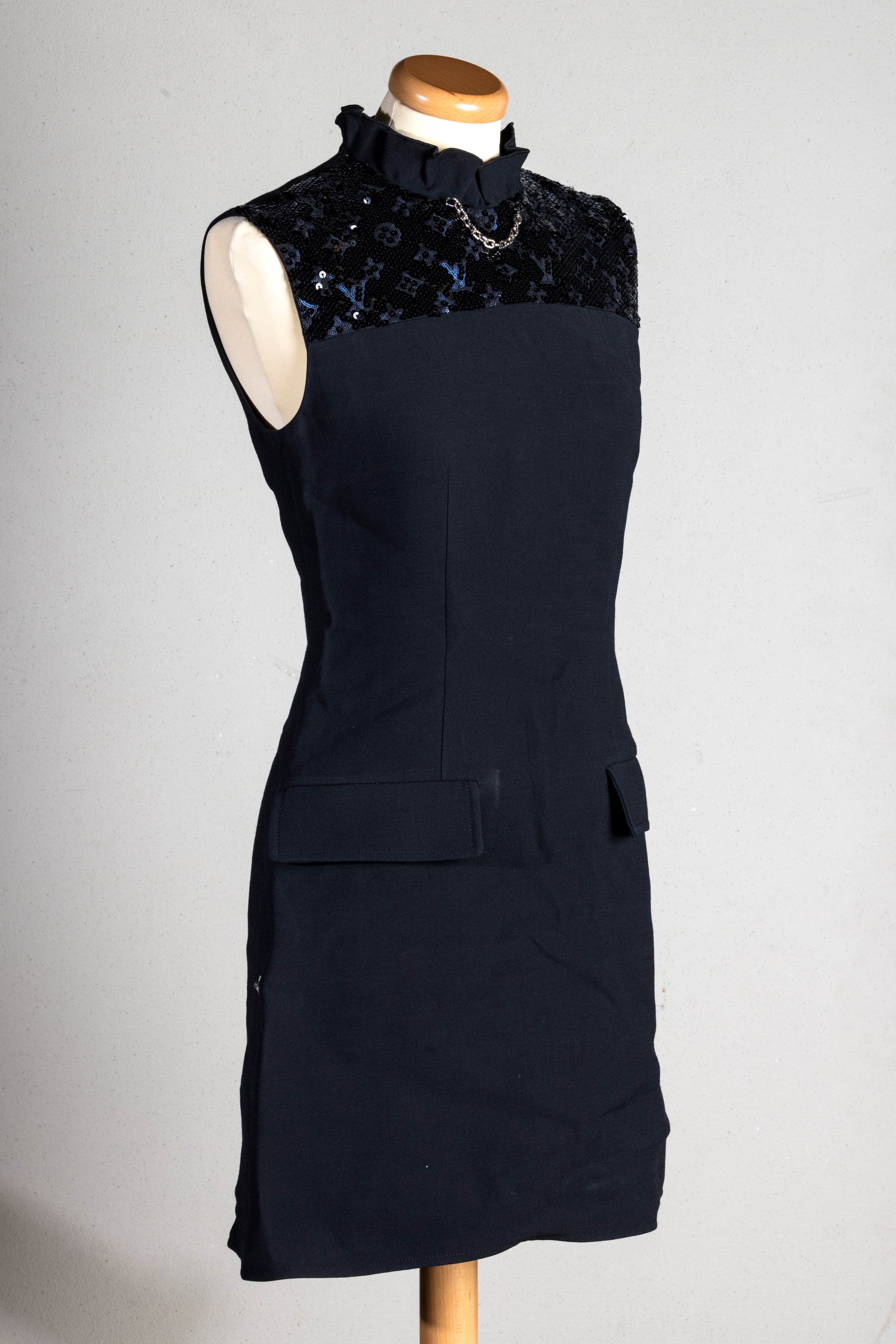 Louis Vuitton Abito Nero Marchio con Paillettes - Codice Identificativo N. Rw182w Qrl Ffdb02. Tg ...