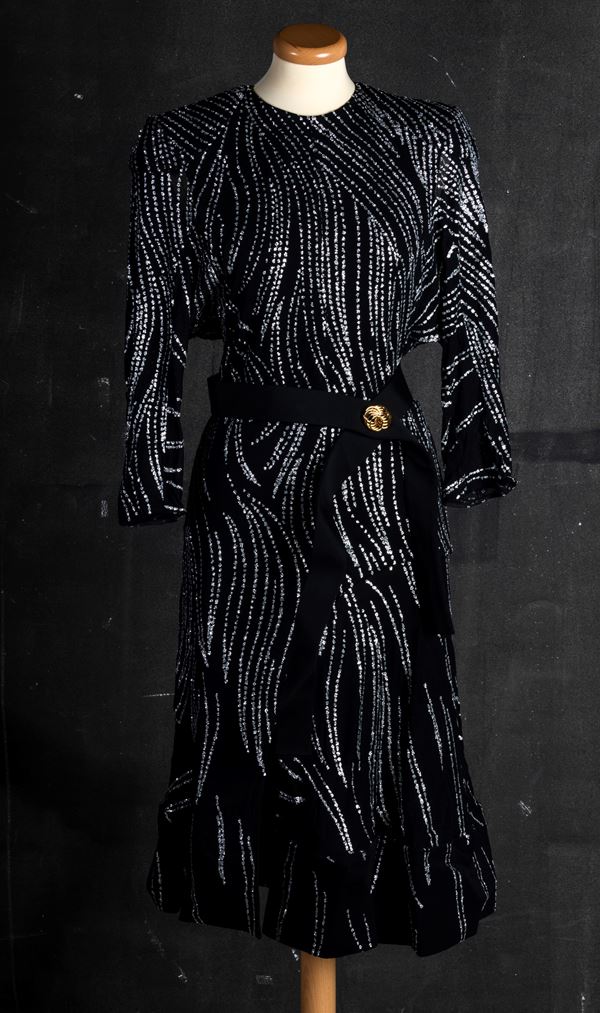 Louis Vuitton  Abito nero con paillettes e cintura in poliestere e poliuritane - codice identIficativo n. RW171B ARR FBDB45 TG 34, difetti