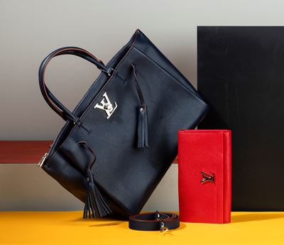 Louis Vuitton Lockmeto Borsa in Pelle Martellata Blu con Finiture Rosse, Tracolla e Portafogli Ab...