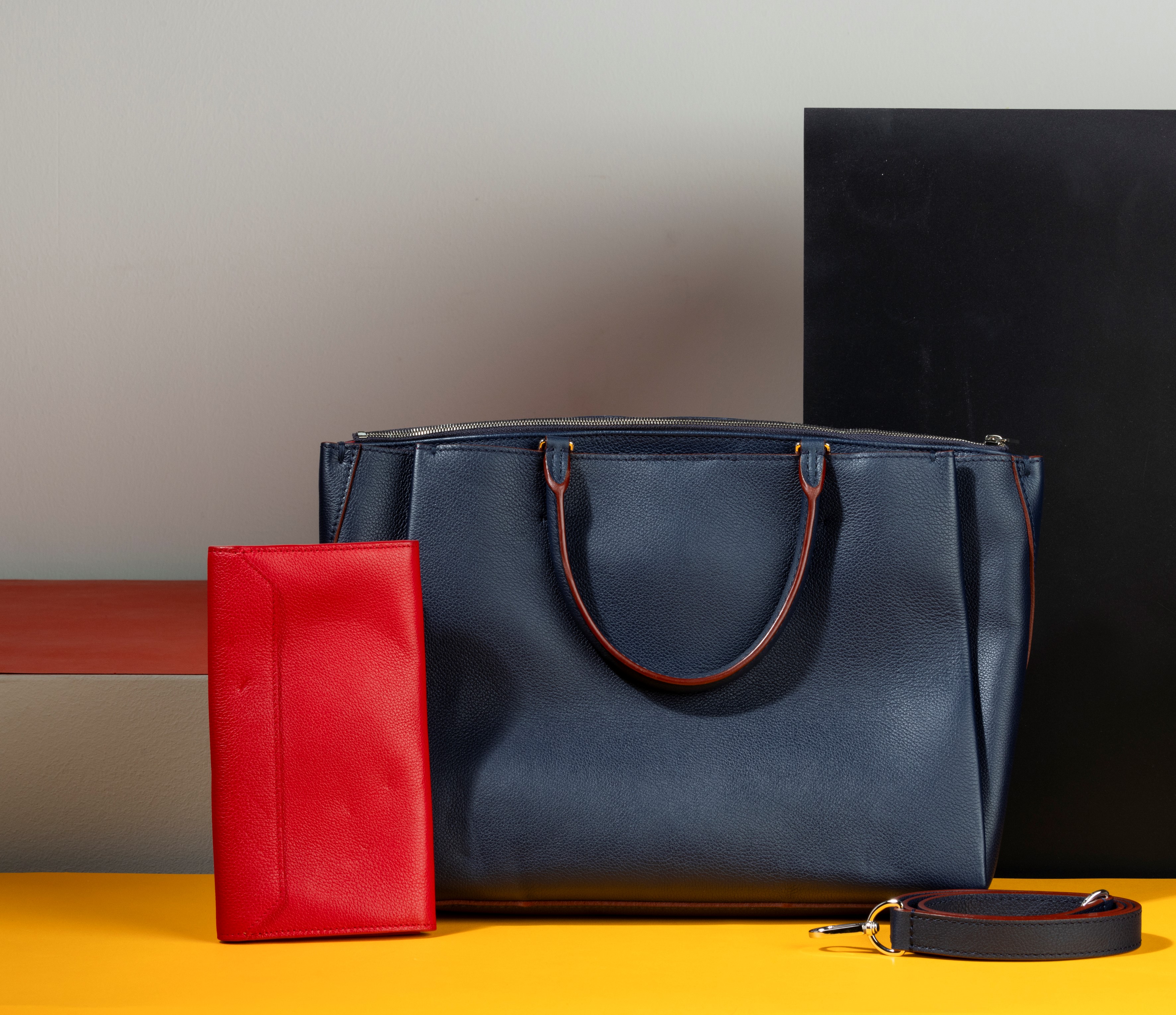 Louis Vuitton Lockmeto Borsa in Pelle Martellata Blu con Finiture Rosse, Tracolla e Portafogli Ab...