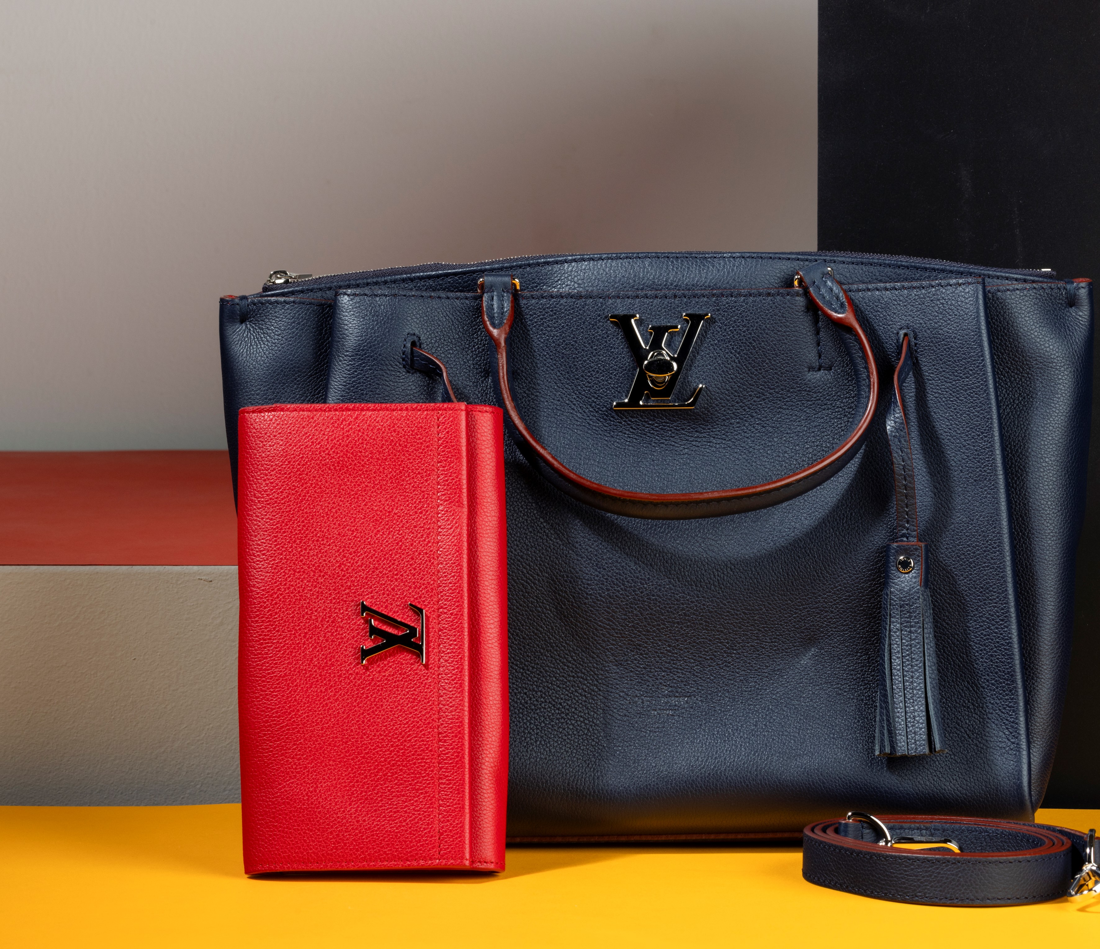Louis Vuitton Lockmeto Borsa in Pelle Martellata Blu con Finiture Rosse, Tracolla e Portafogli Ab...