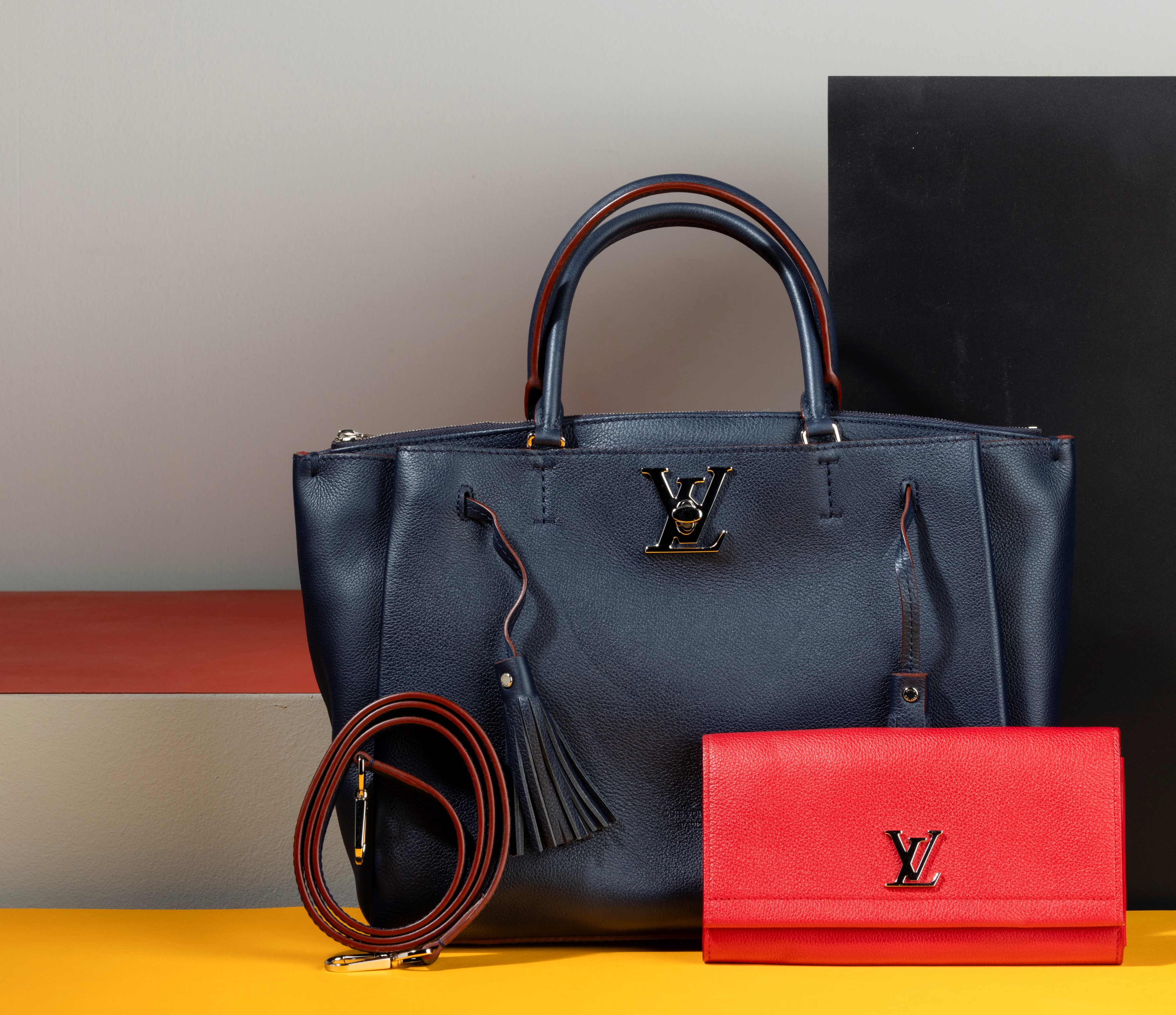 Louis Vuitton Lockmeto Borsa in Pelle Martellata Blu con Finiture Rosse, Tracolla e Portafogli Ab...