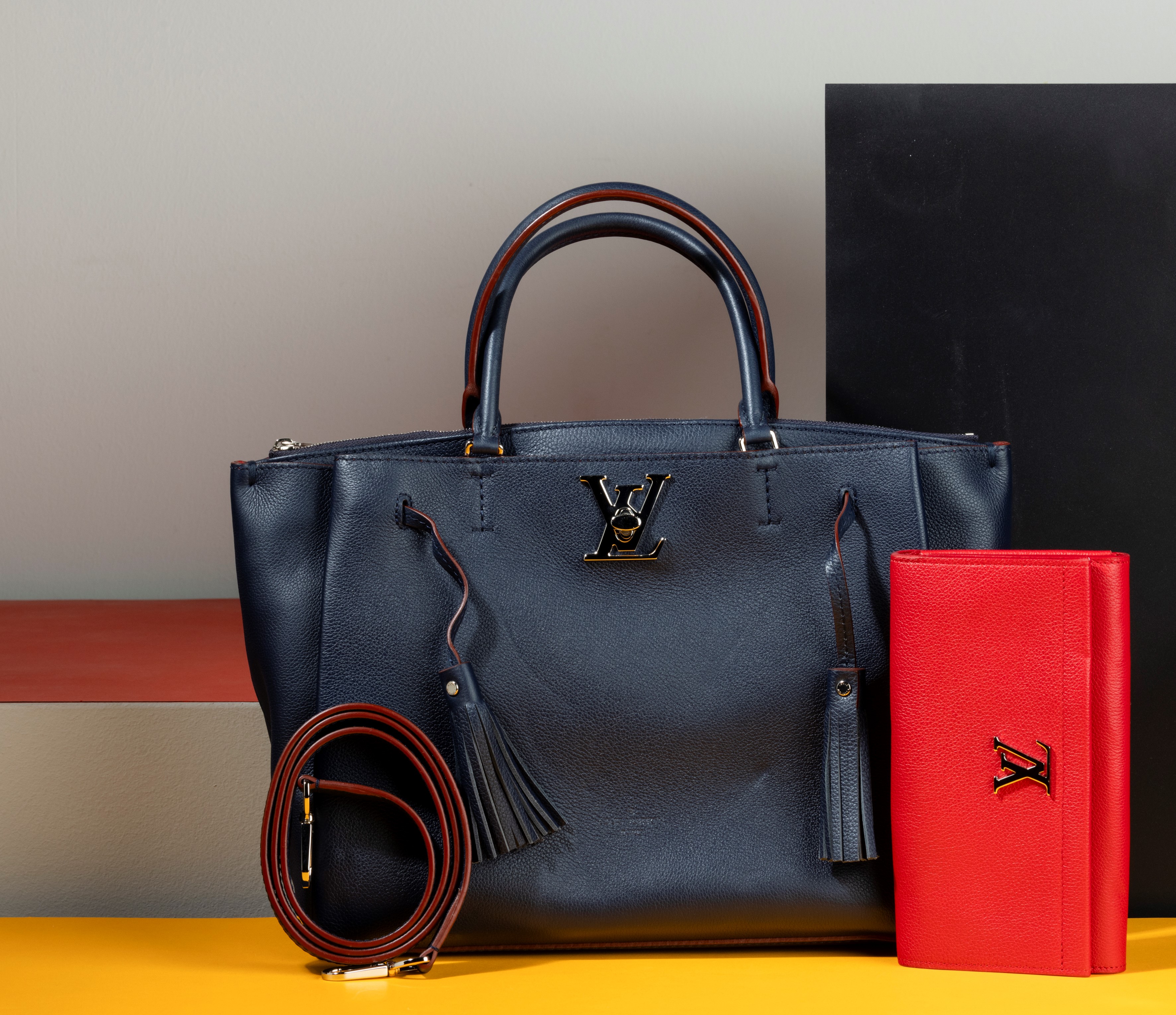 Louis Vuitton Lockmeto Borsa in Pelle Martellata Blu con Finiture Rosse, Tracolla e Portafogli Ab...