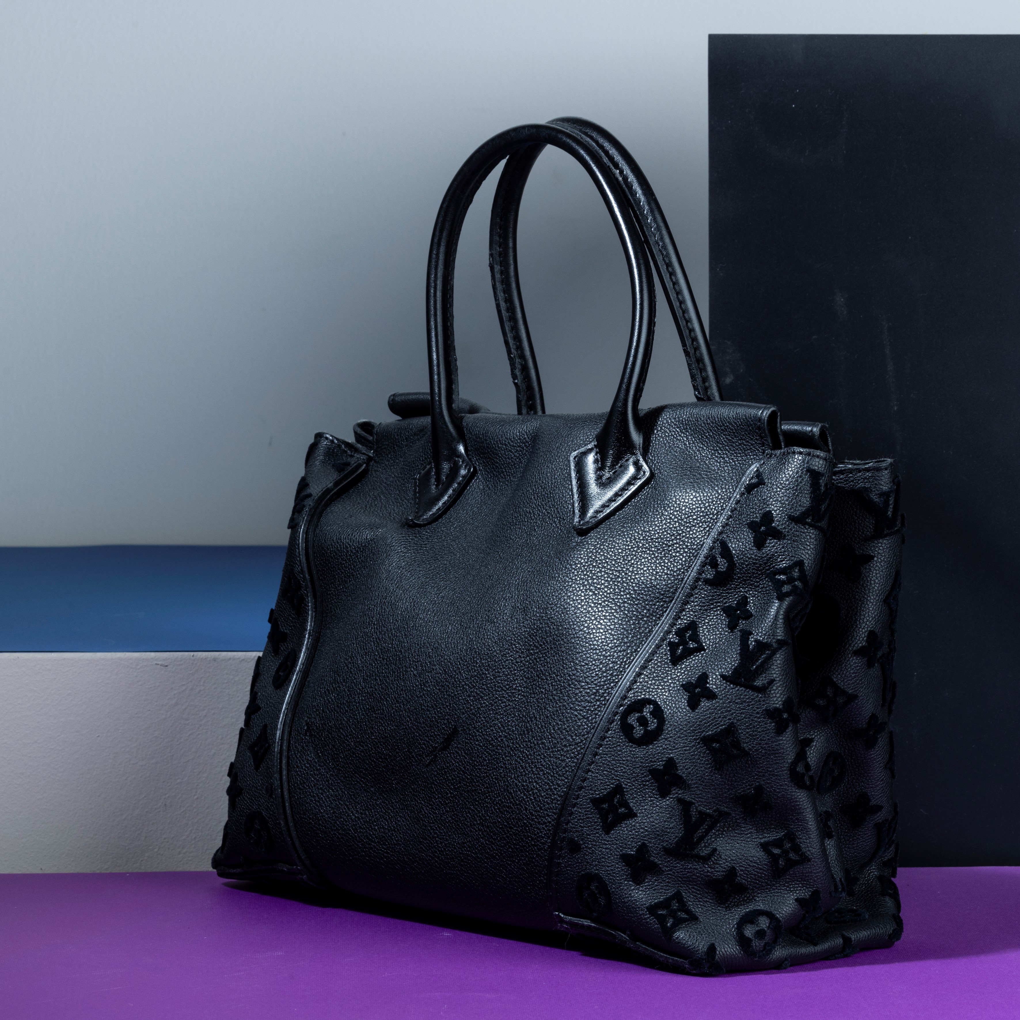 Louis Vuitton Borsa Tote con Monogram a Rilievo Laterali, Difetti ai Manici e su un Lato per Cadu...