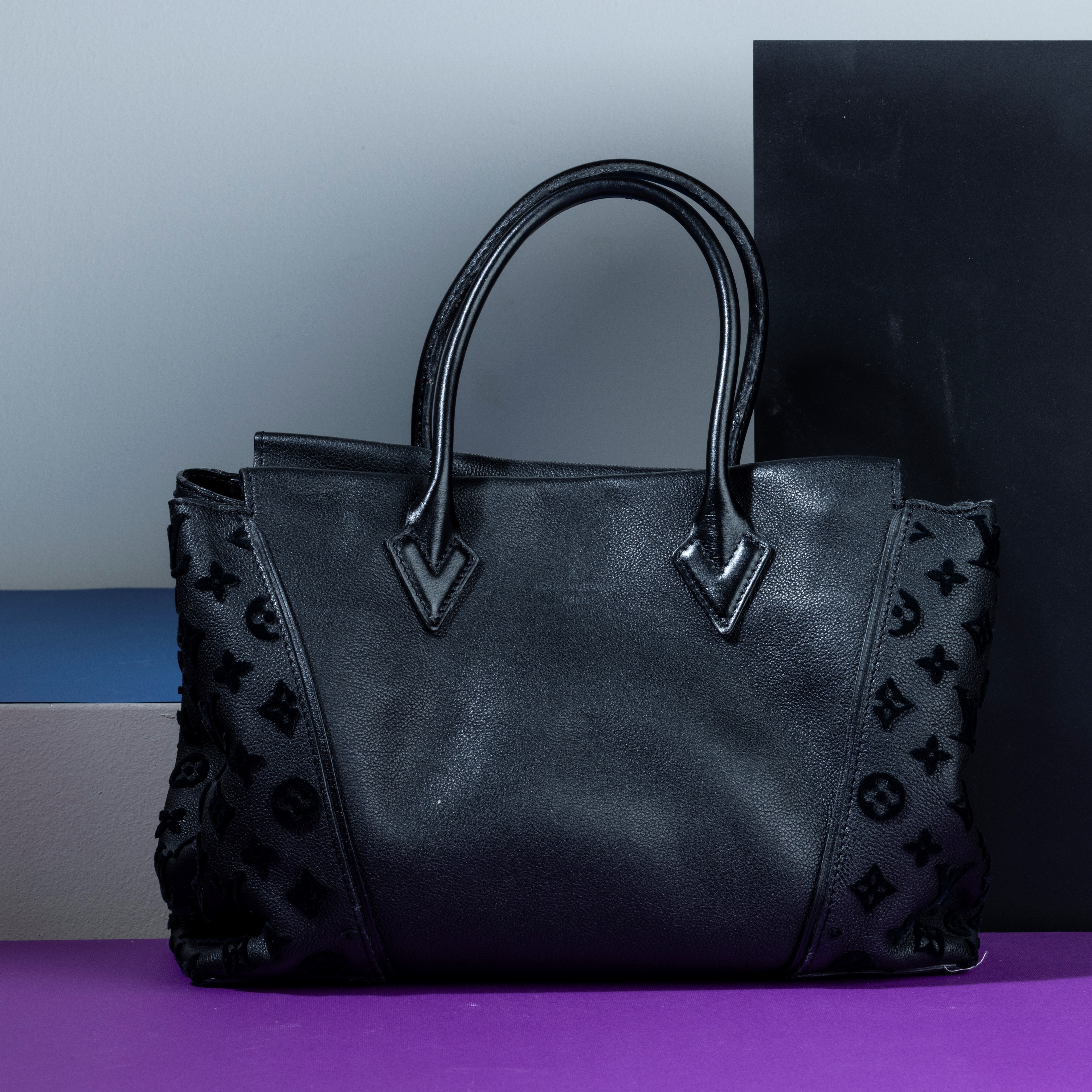 Louis Vuitton Borsa Tote con Monogram a Rilievo Laterali, Difetti ai Manici e su un Lato per Cadu...