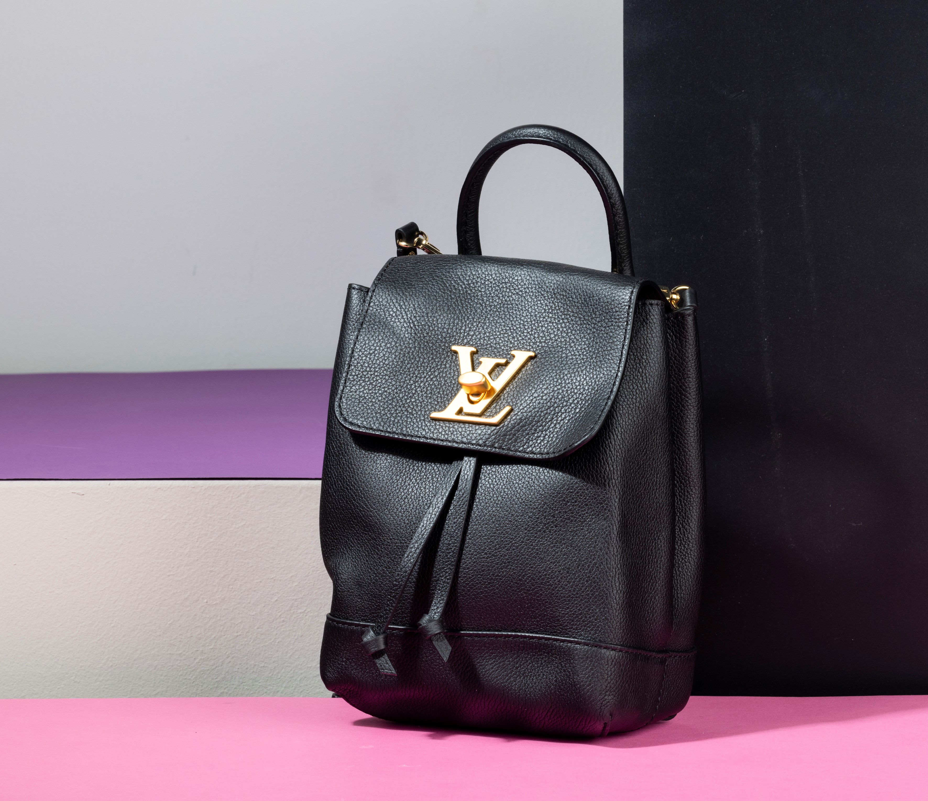 Louis Vuitton Lockme Zainetto in Pelle Nera Martellata con Tracolla in Aggiunta, in Buone Condizi...