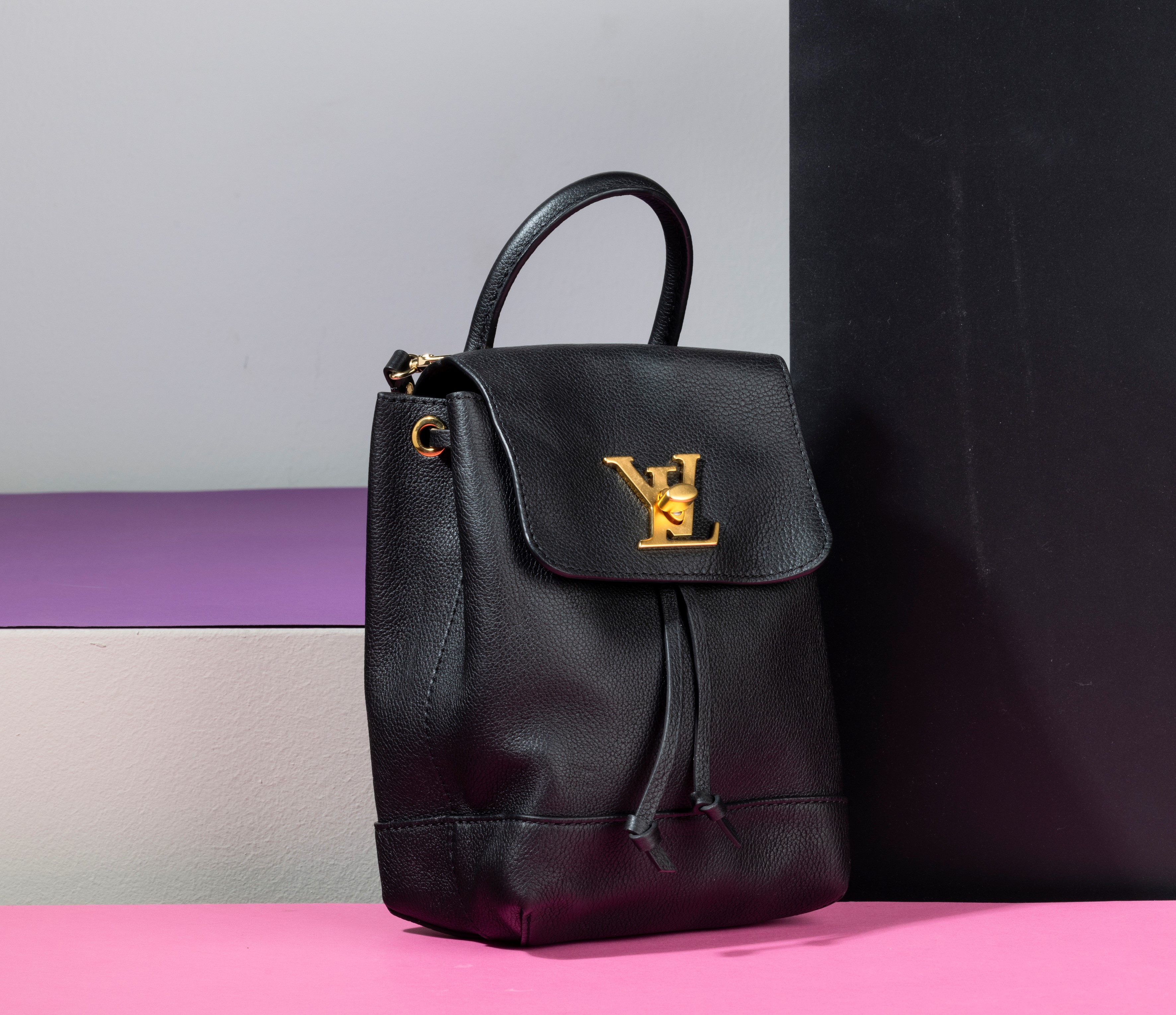 Louis Vuitton Lockme Zainetto in Pelle Nera Martellata con Tracolla in Aggiunta, in Buone Condizi...