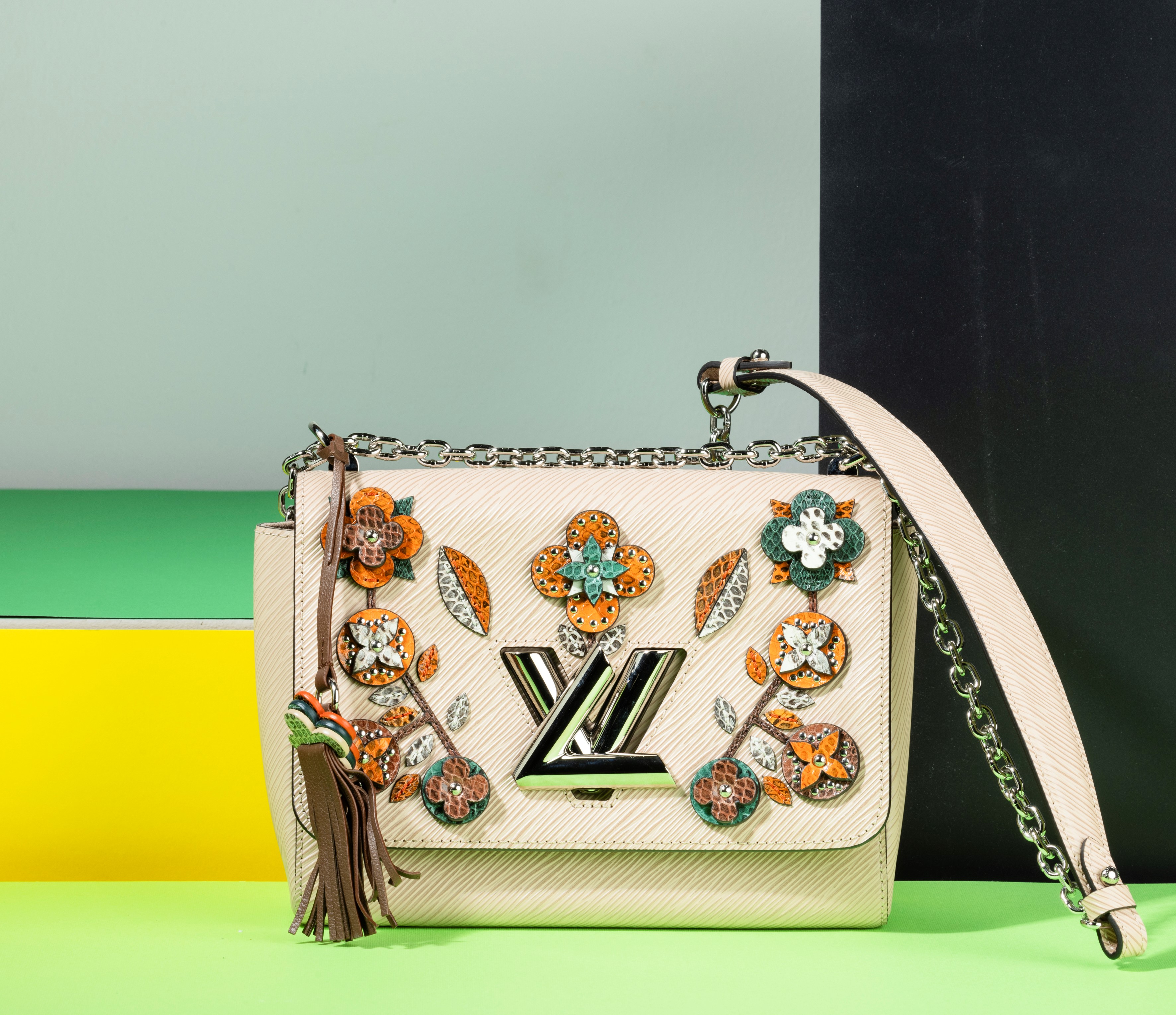 Louis Vuitton Borsa Twist in Pelle Epi Impreziosita da Fiori Monogram con Portafogli Abbinato, Di...