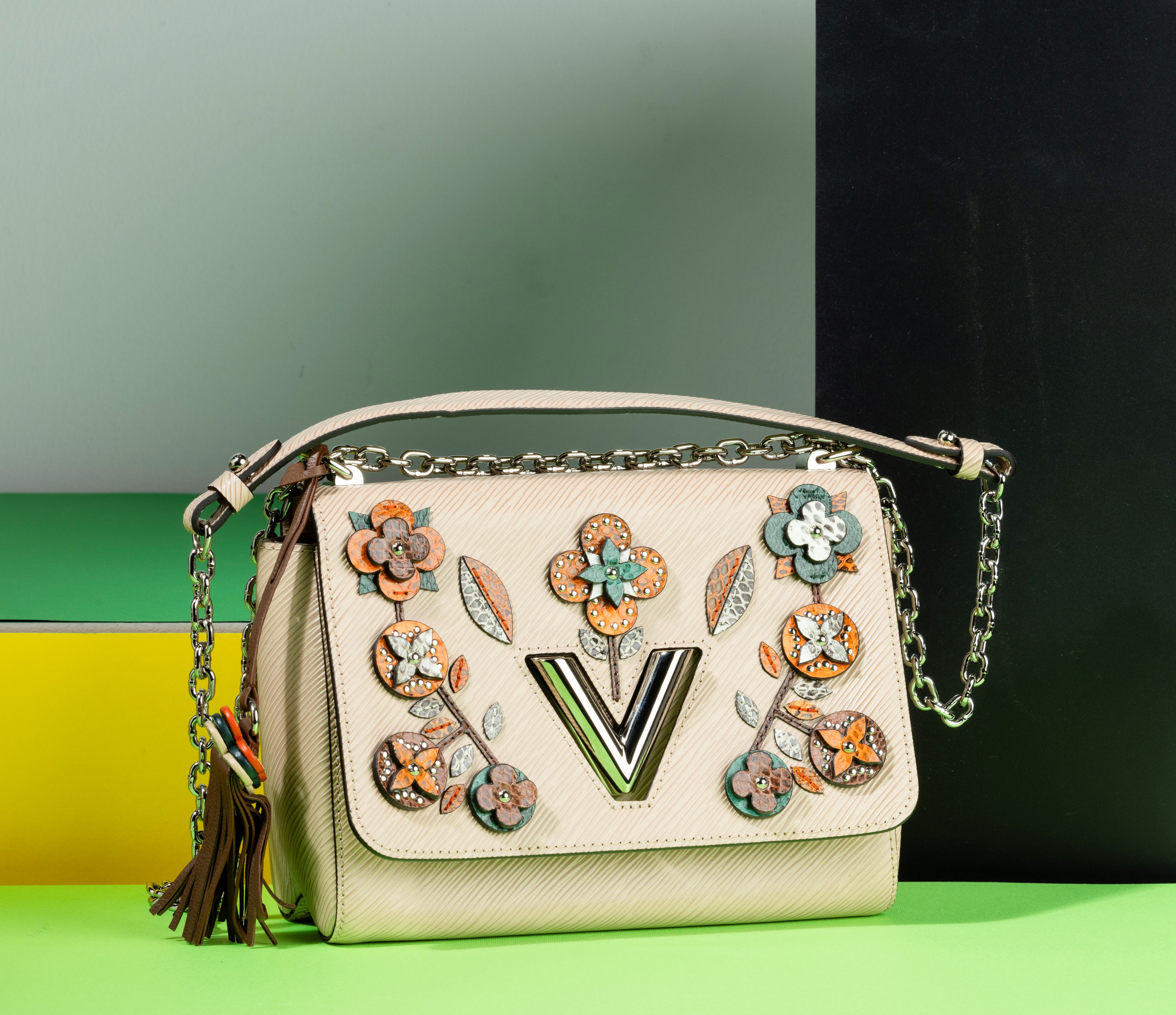 Louis Vuitton Borsa Twist in Pelle Epi Impreziosita da Fiori Monogram con Portafogli Abbinato, Di...
