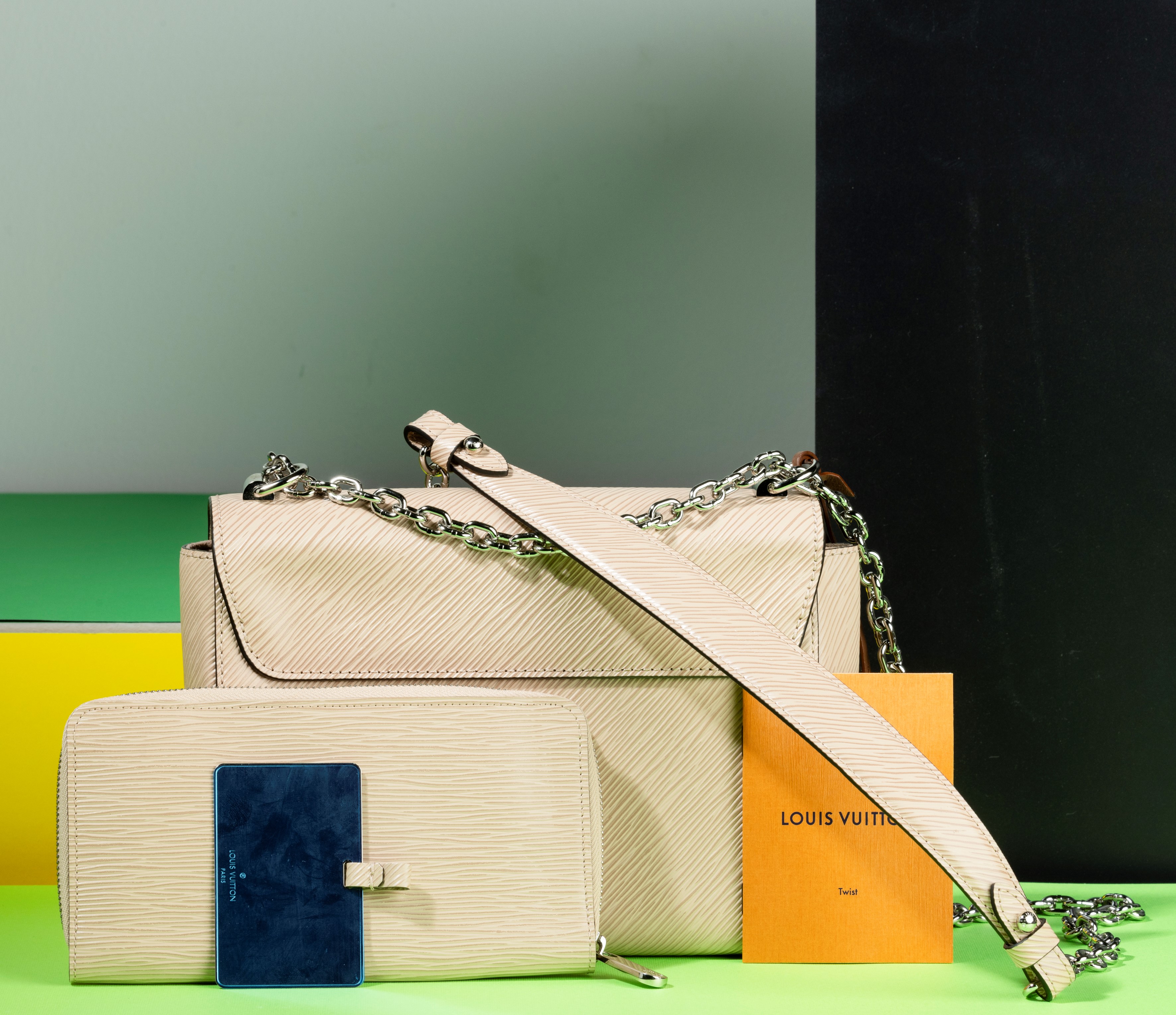 Louis Vuitton Borsa Twist in Pelle Epi Impreziosita da Fiori Monogram con Portafogli Abbinato, Di...