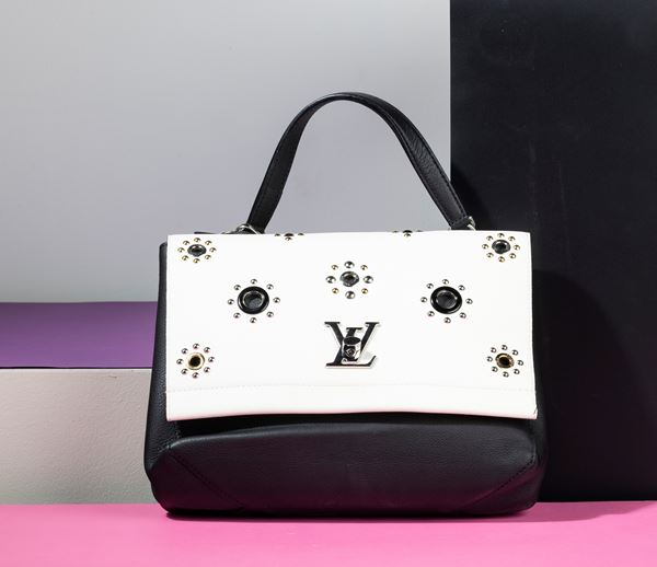 Louis Vuitton Lockme in pelle bicolore bianca e nera e borchie con tracolla, difetti, in buone condizioni con piccolo segno sul retro, dustbag