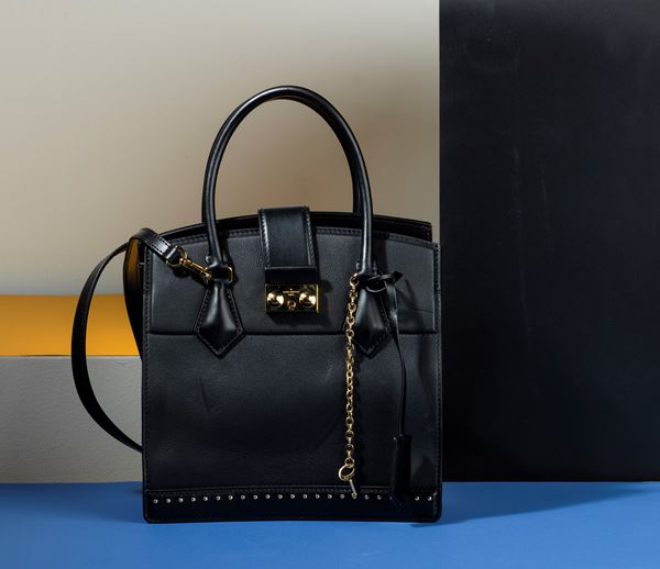 Louis Vuitton Borsa Cour Marly in pelle con borchie  con tracolla, difetti, in buone condizioni, dustbag