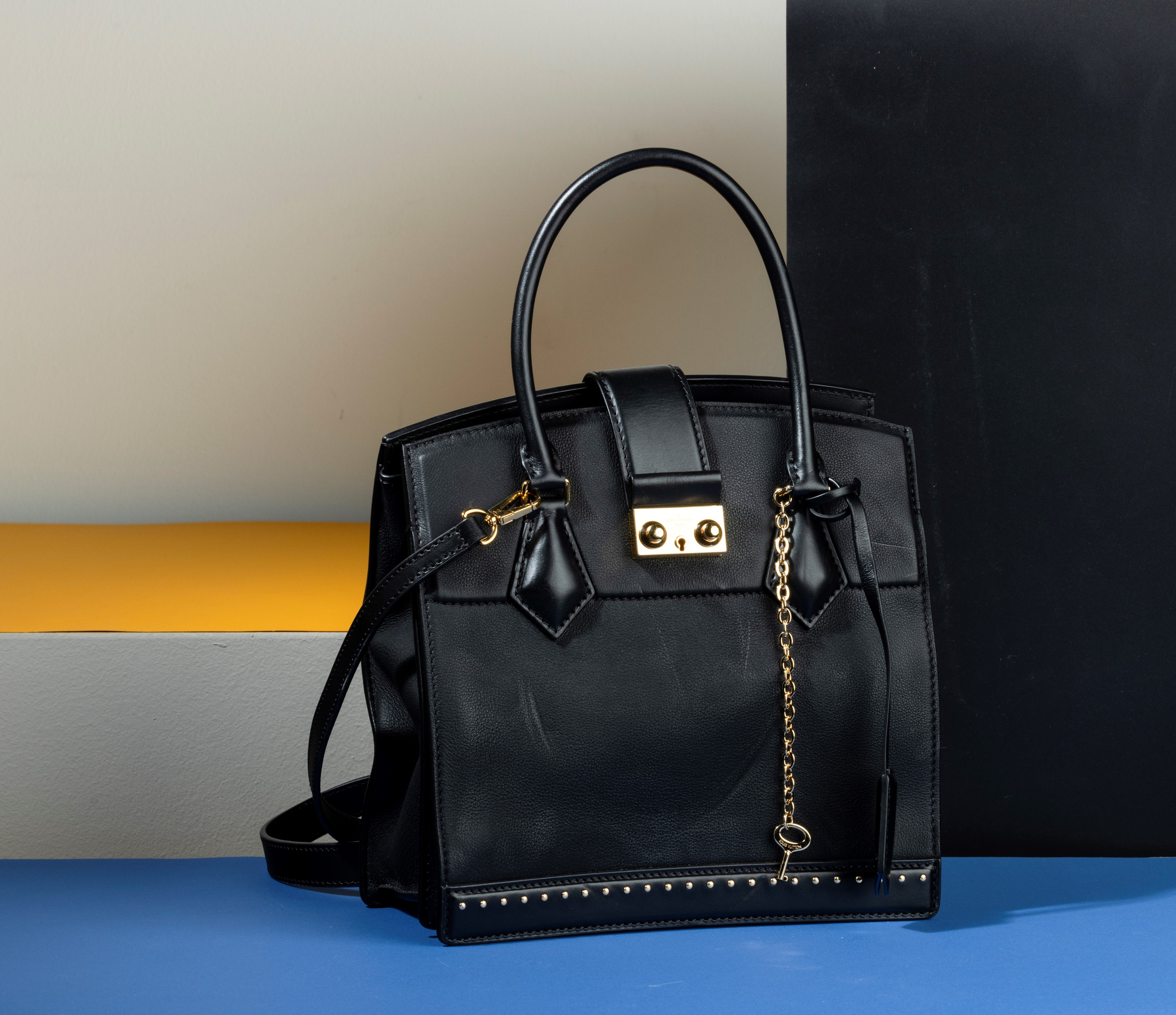 Louis Vuitton Borsa Cour Marly in Pelle con Borchie con Tracolla, Difetti, in Buone Condizioni, D...