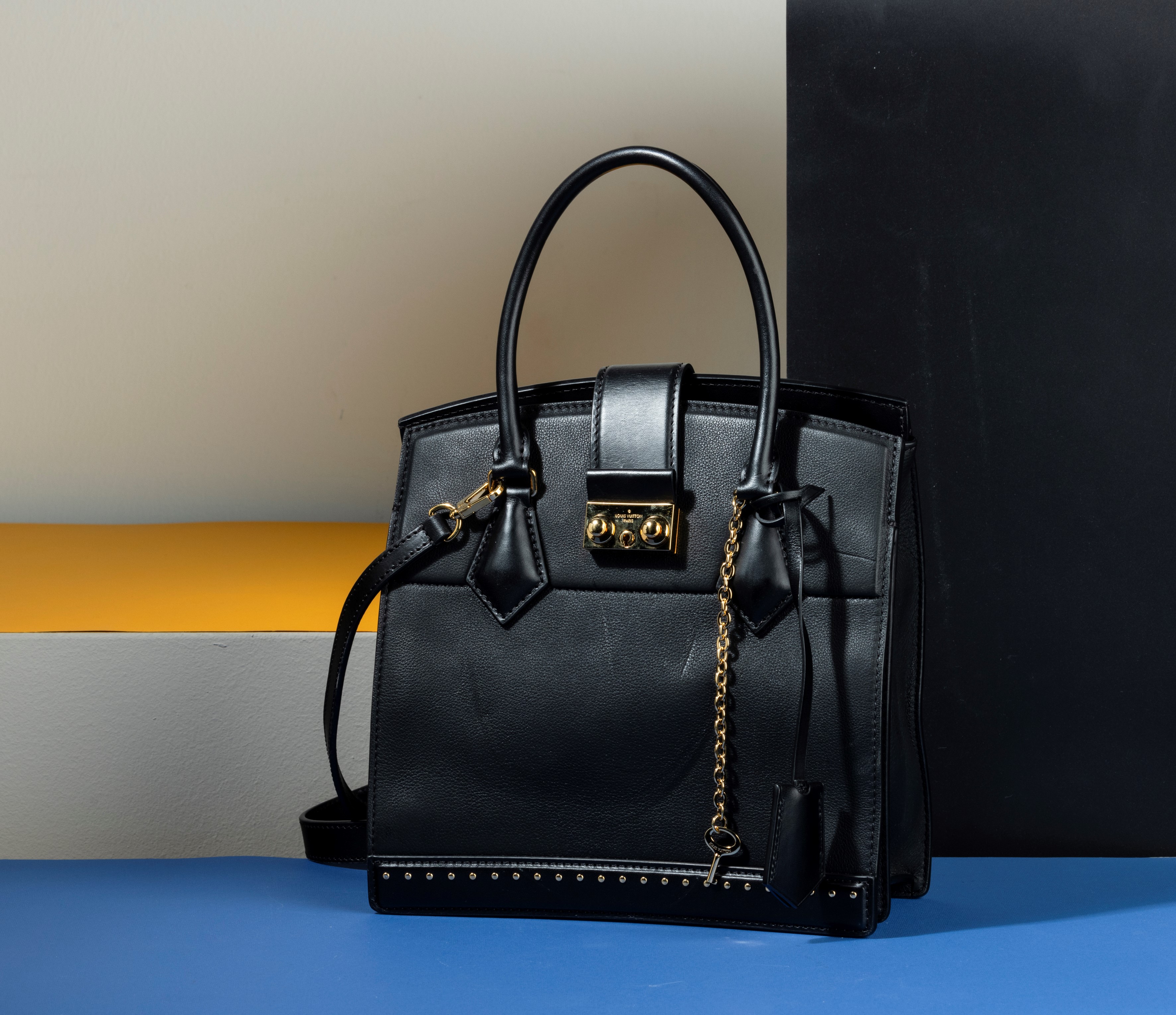 Louis Vuitton Borsa Cour Marly in Pelle con Borchie con Tracolla, Difetti, in Buone Condizioni, D...