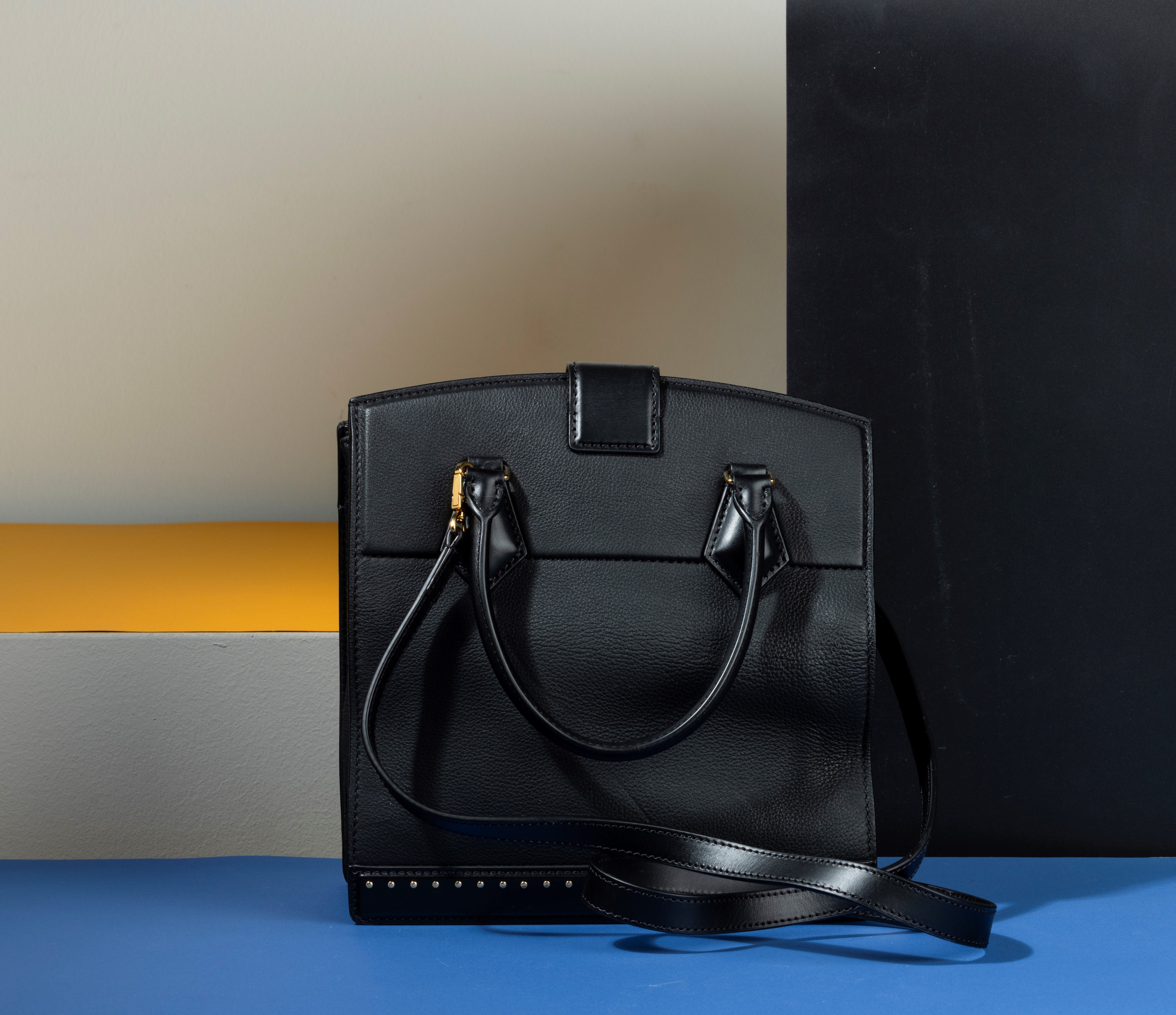 Louis Vuitton Borsa Cour Marly in Pelle con Borchie con Tracolla, Difetti, in Buone Condizioni, D...