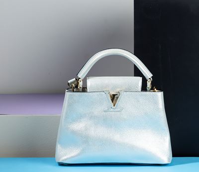 Louis Vuitton Borsa Capucines in Pelle Grigio Perla con Tracolla, Difetti, in Buone Condizioni, D...