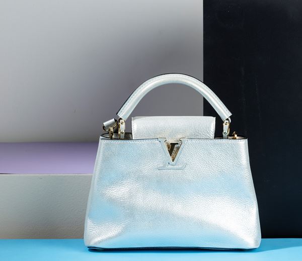 Louis Vuitton Borsa Capucines in pelle grigio perla con tracolla, difetti, in buone condizioni, dustbag