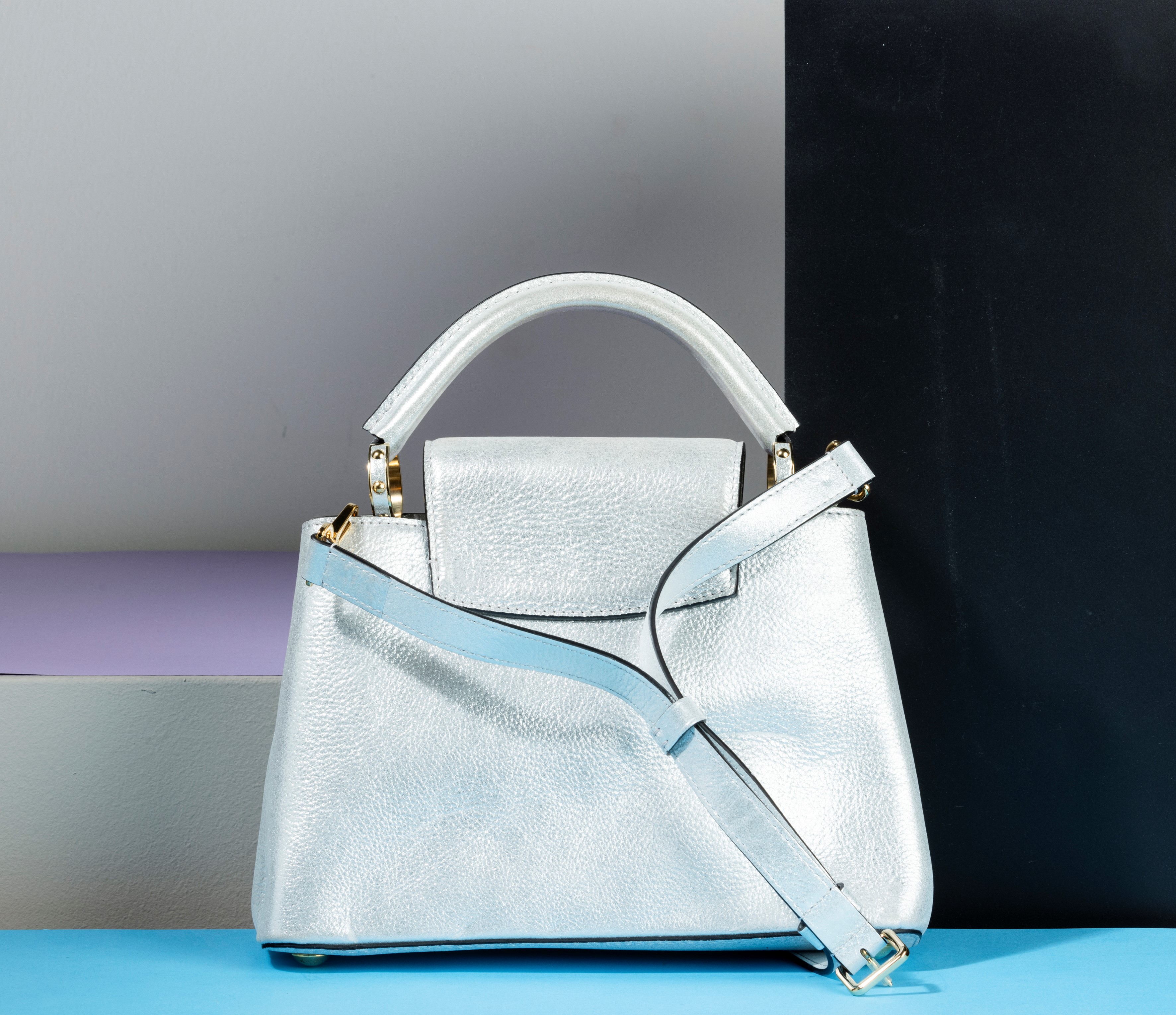 Louis Vuitton Borsa Capucines in Pelle Grigio Perla con Tracolla, Difetti, in Buone Condizioni, D...