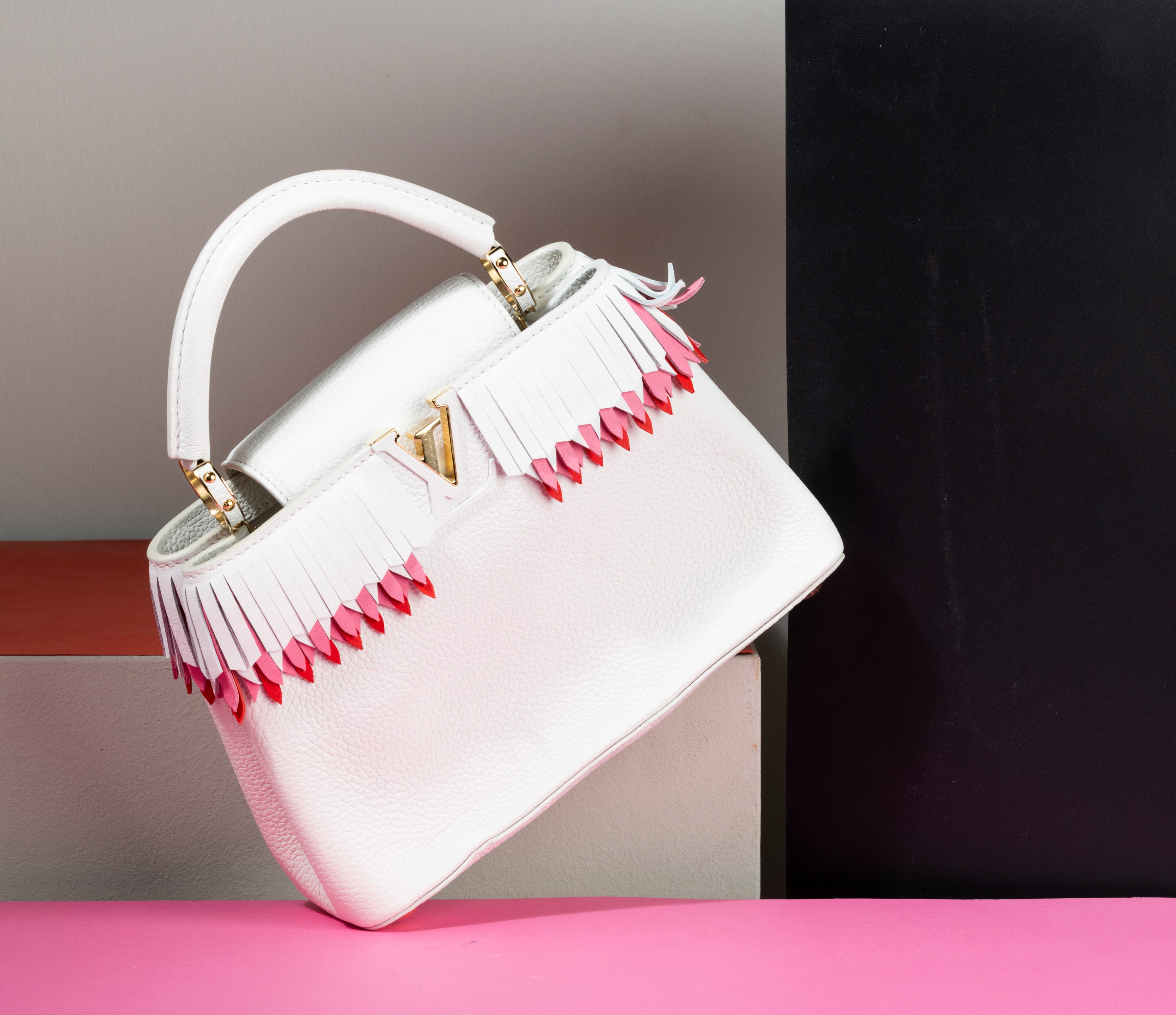 Louis Vuitton Capucines Bb Lucky Ribbons in Pelle Bianca e Frange Rosa con Tracolla, Difetti, in ...