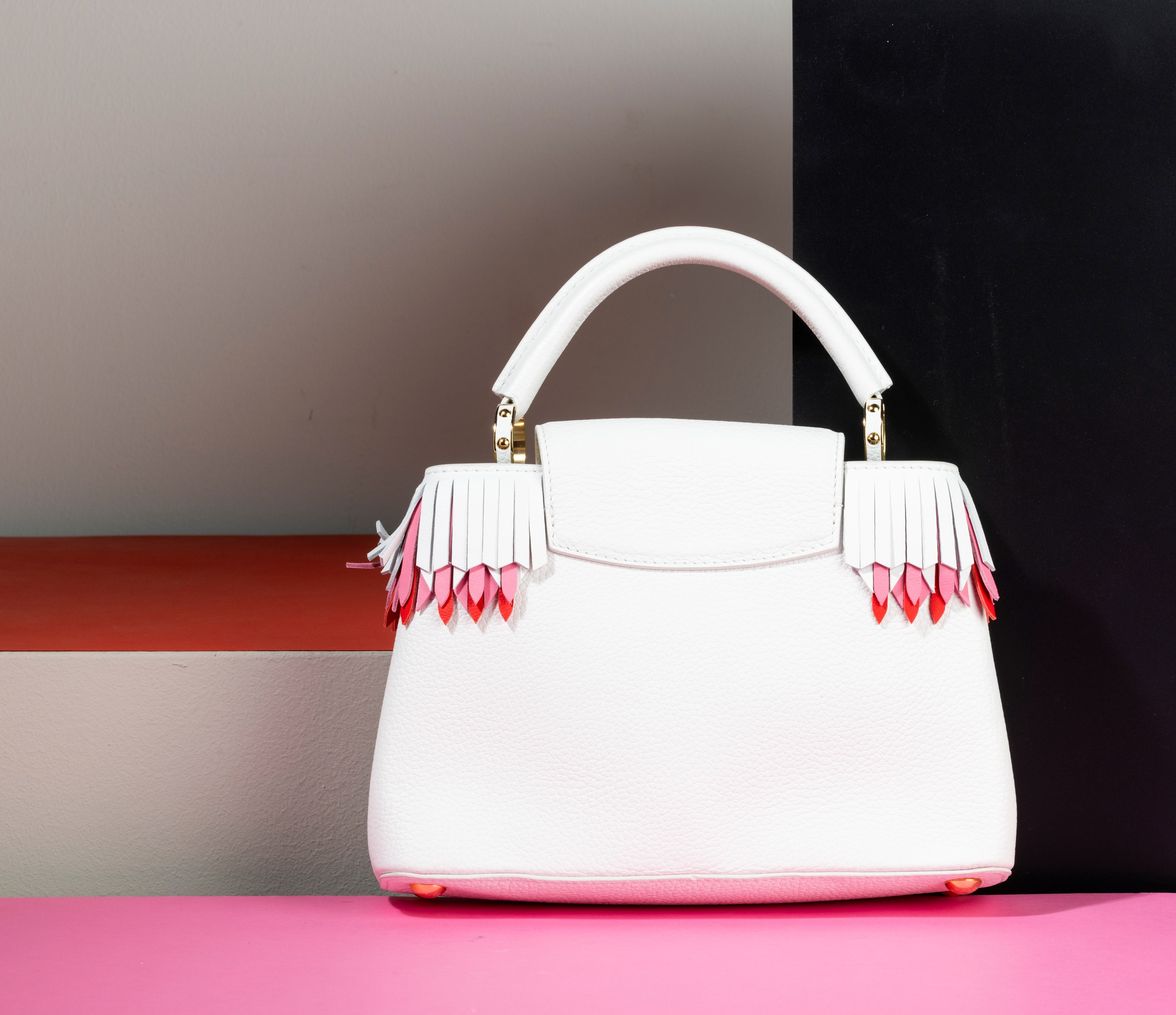 Louis Vuitton Capucines Bb Lucky Ribbons in Pelle Bianca e Frange Rosa con Tracolla, Difetti, in ...
