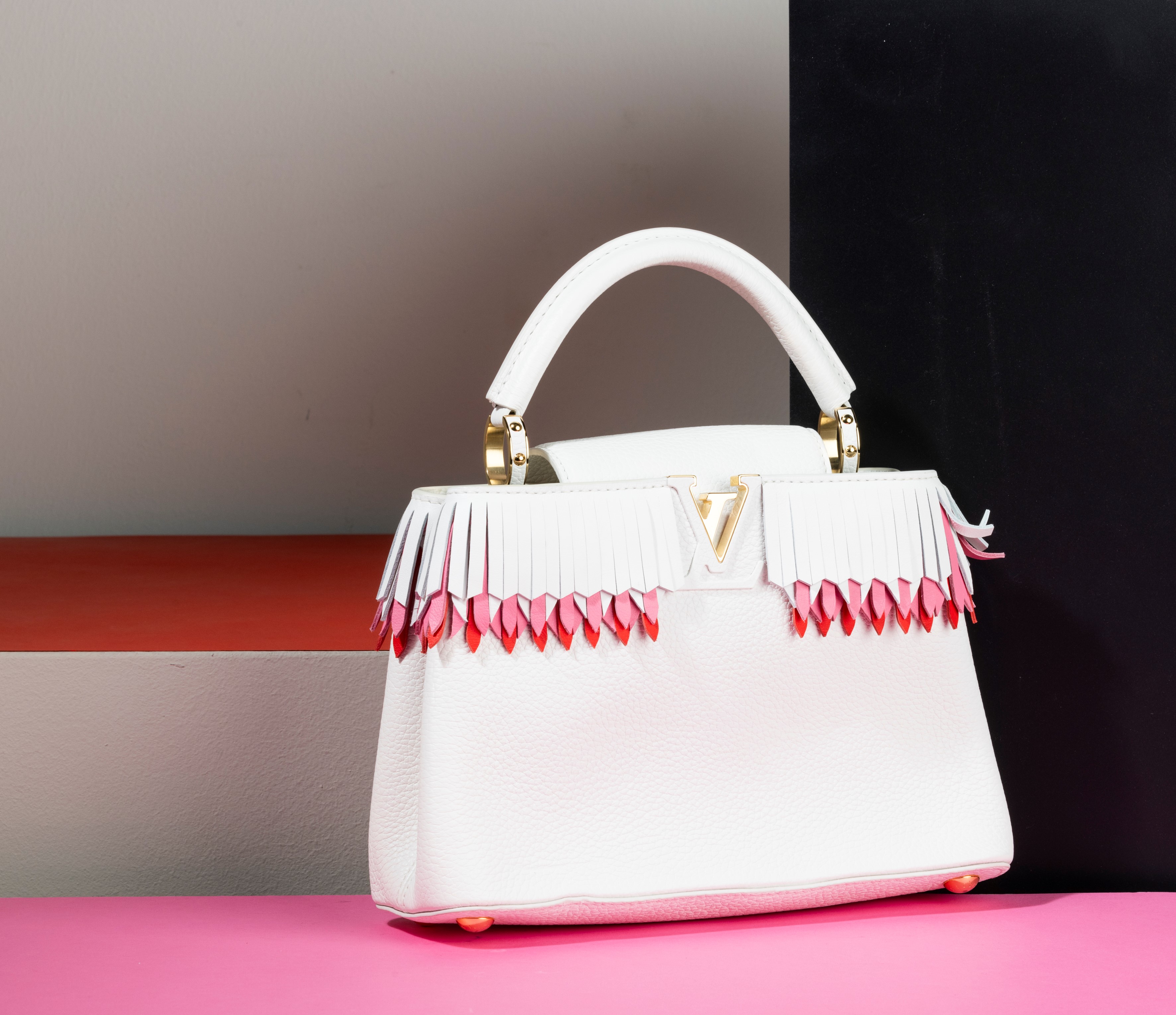 Louis Vuitton Capucines Bb Lucky Ribbons in Pelle Bianca e Frange Rosa con Tracolla, Difetti, in ...