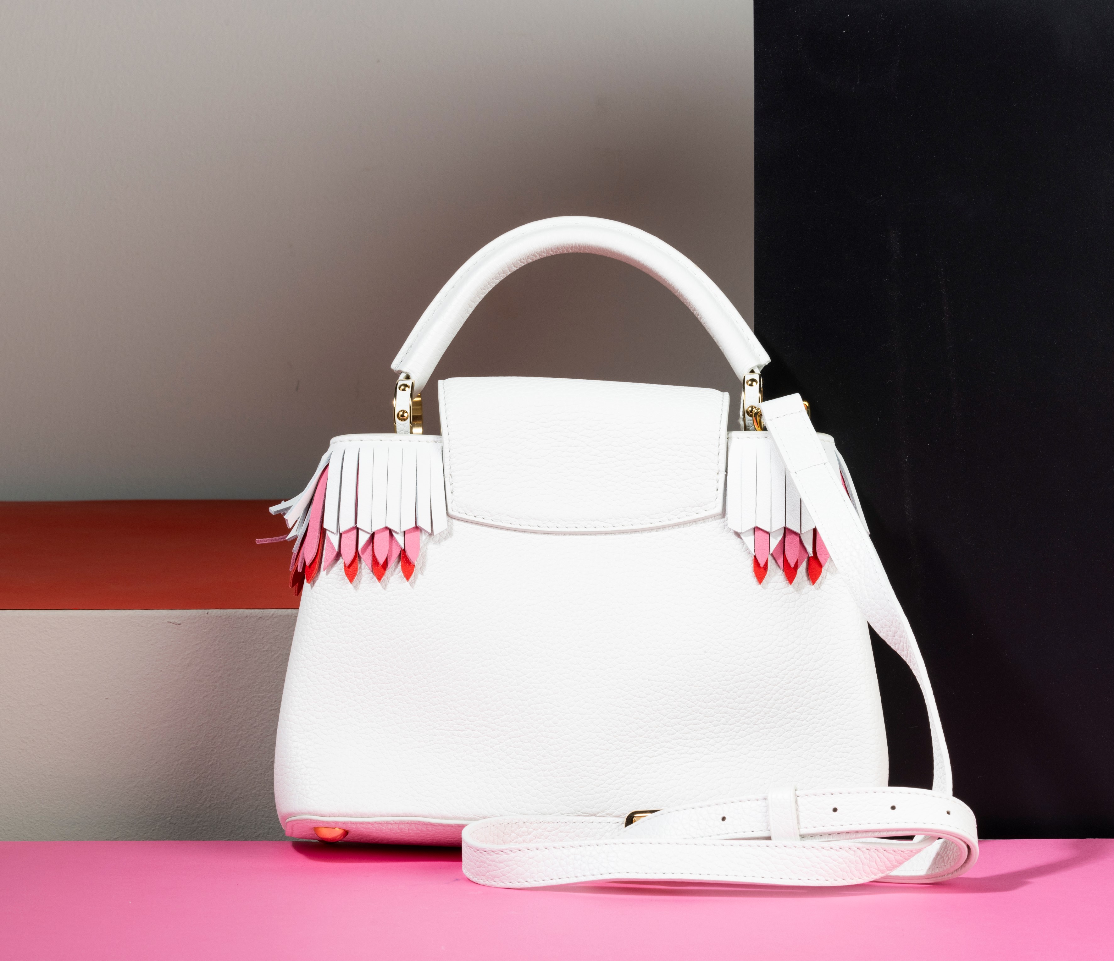 Louis Vuitton Capucines Bb Lucky Ribbons in Pelle Bianca e Frange Rosa con Tracolla, Difetti, in ...