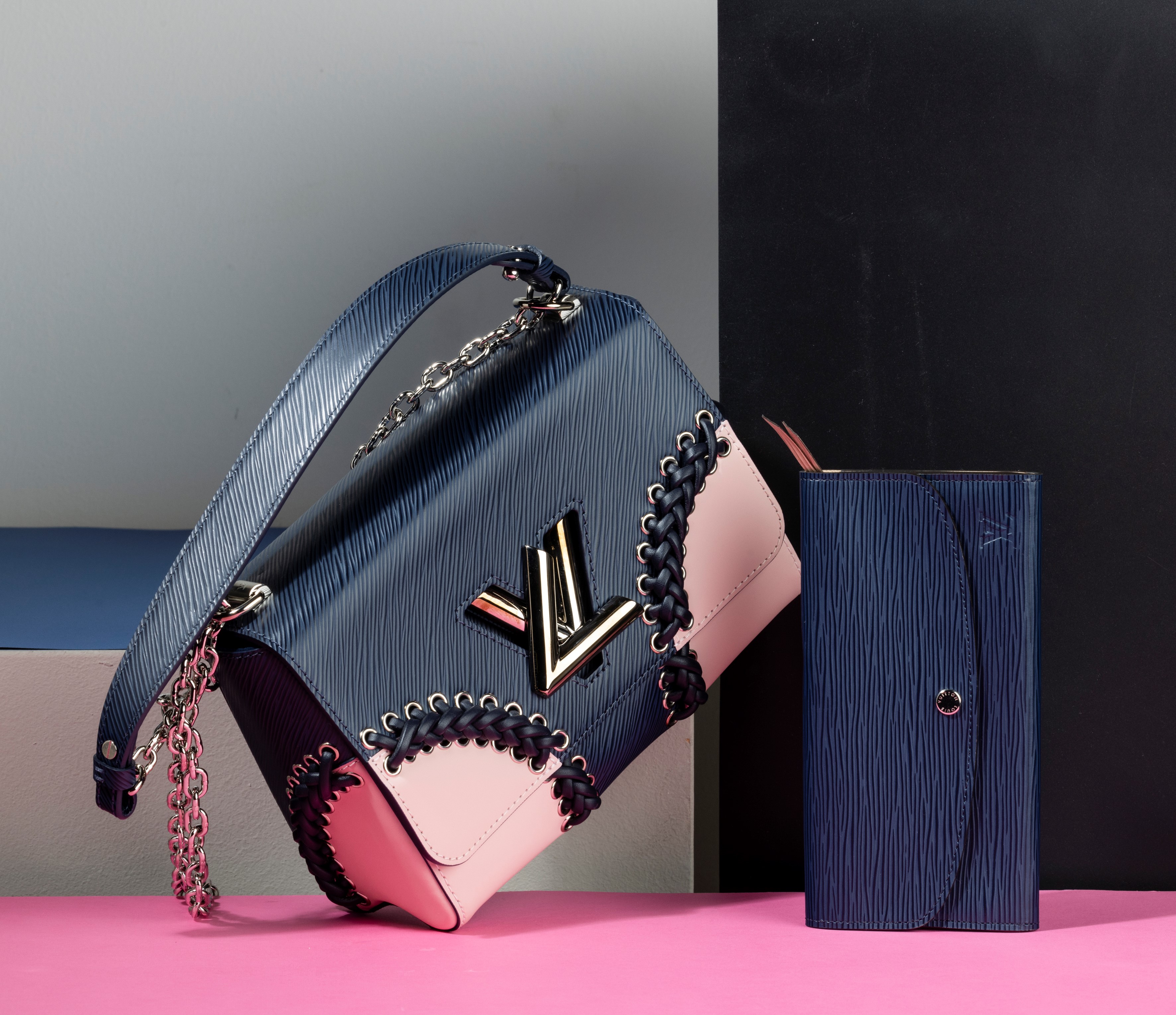 Louis Vuitton Twist MM in Pelle Epi con Tracolla e Portafogli Abbinato, Difetti, in Ottime Condiz...
