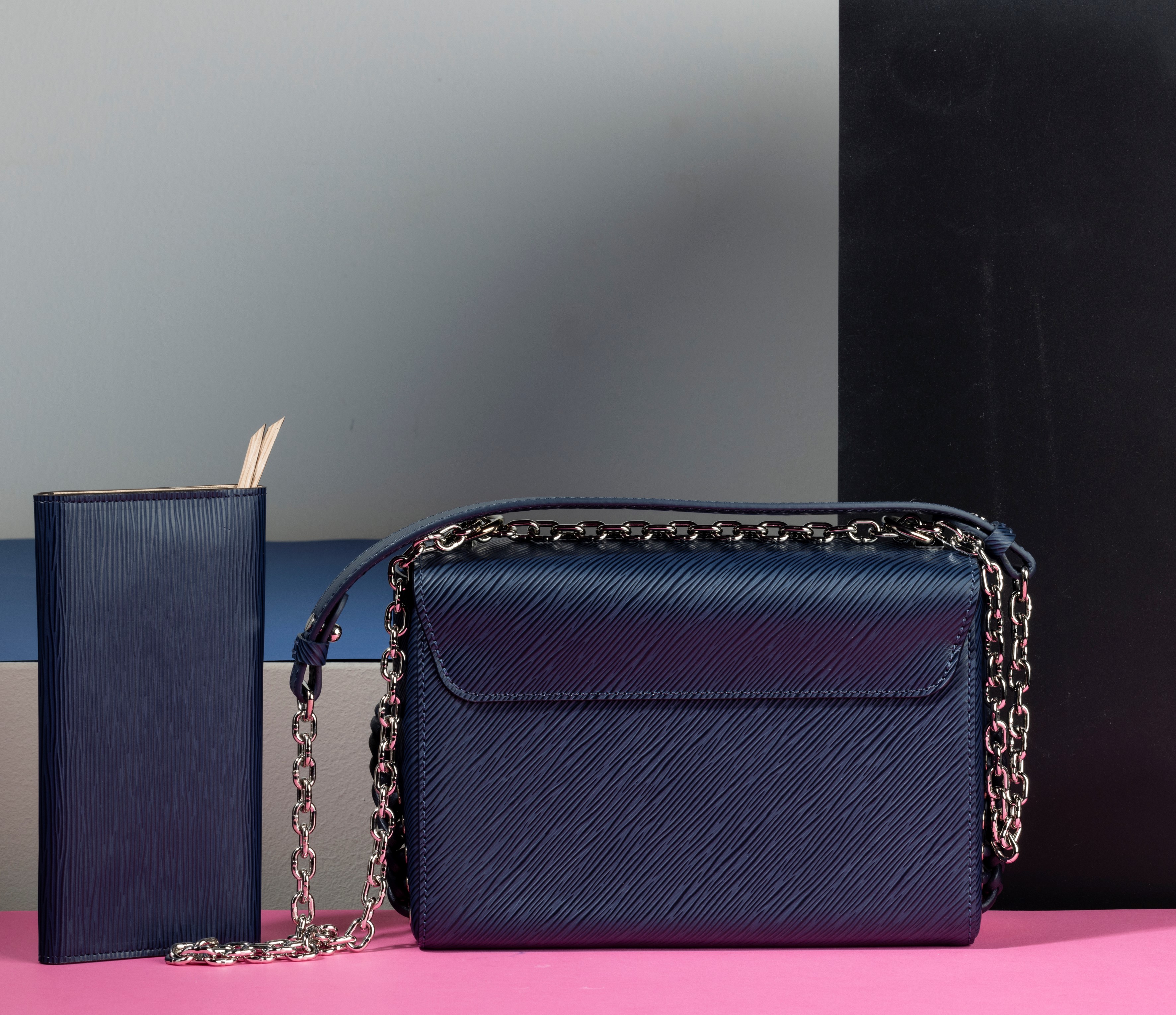 Louis Vuitton Twist MM in Pelle Epi con Tracolla e Portafogli Abbinato, Difetti, in Ottime Condiz...