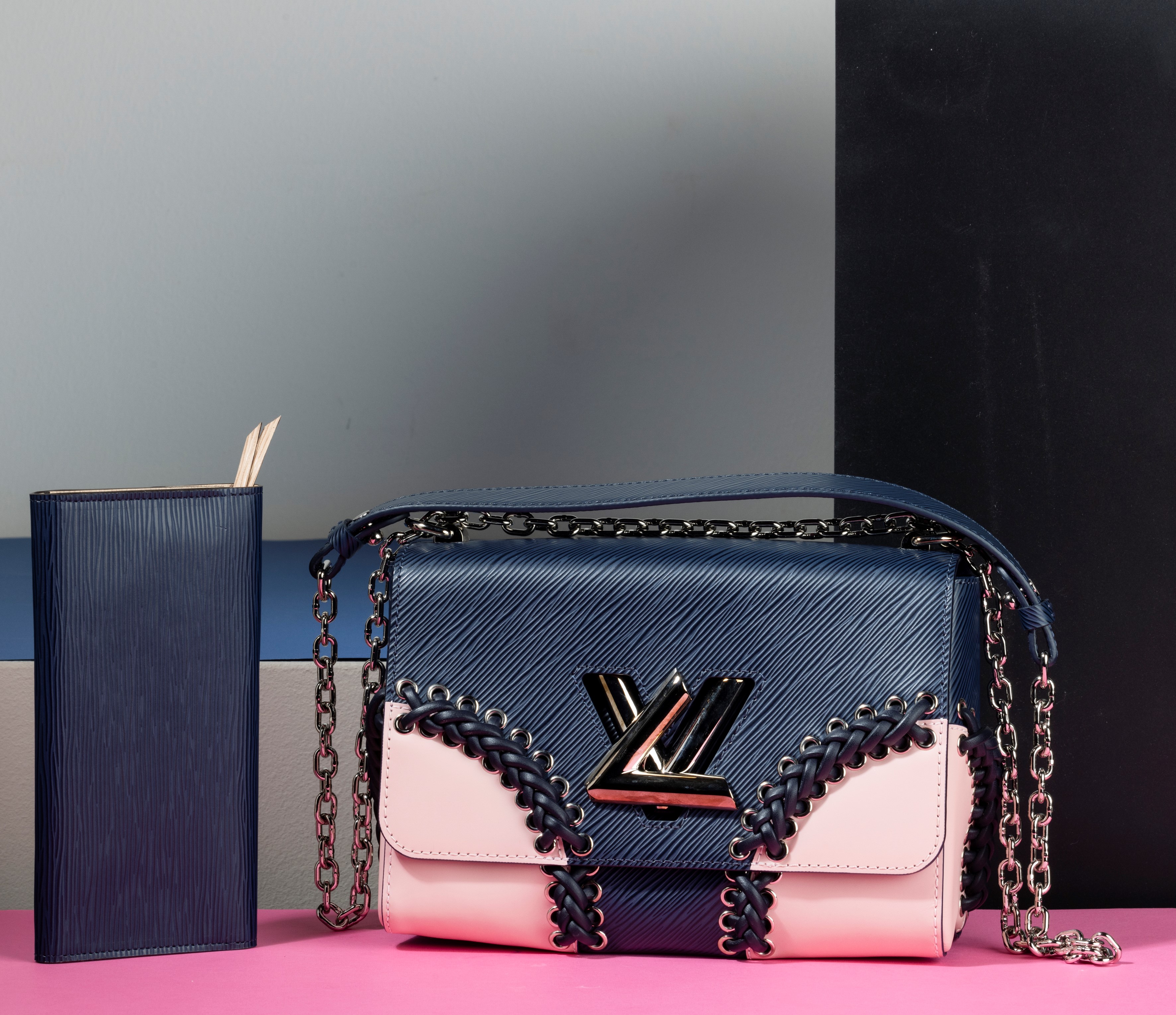 Louis Vuitton Twist MM in Pelle Epi con Tracolla e Portafogli Abbinato, Difetti, in Ottime Condiz...