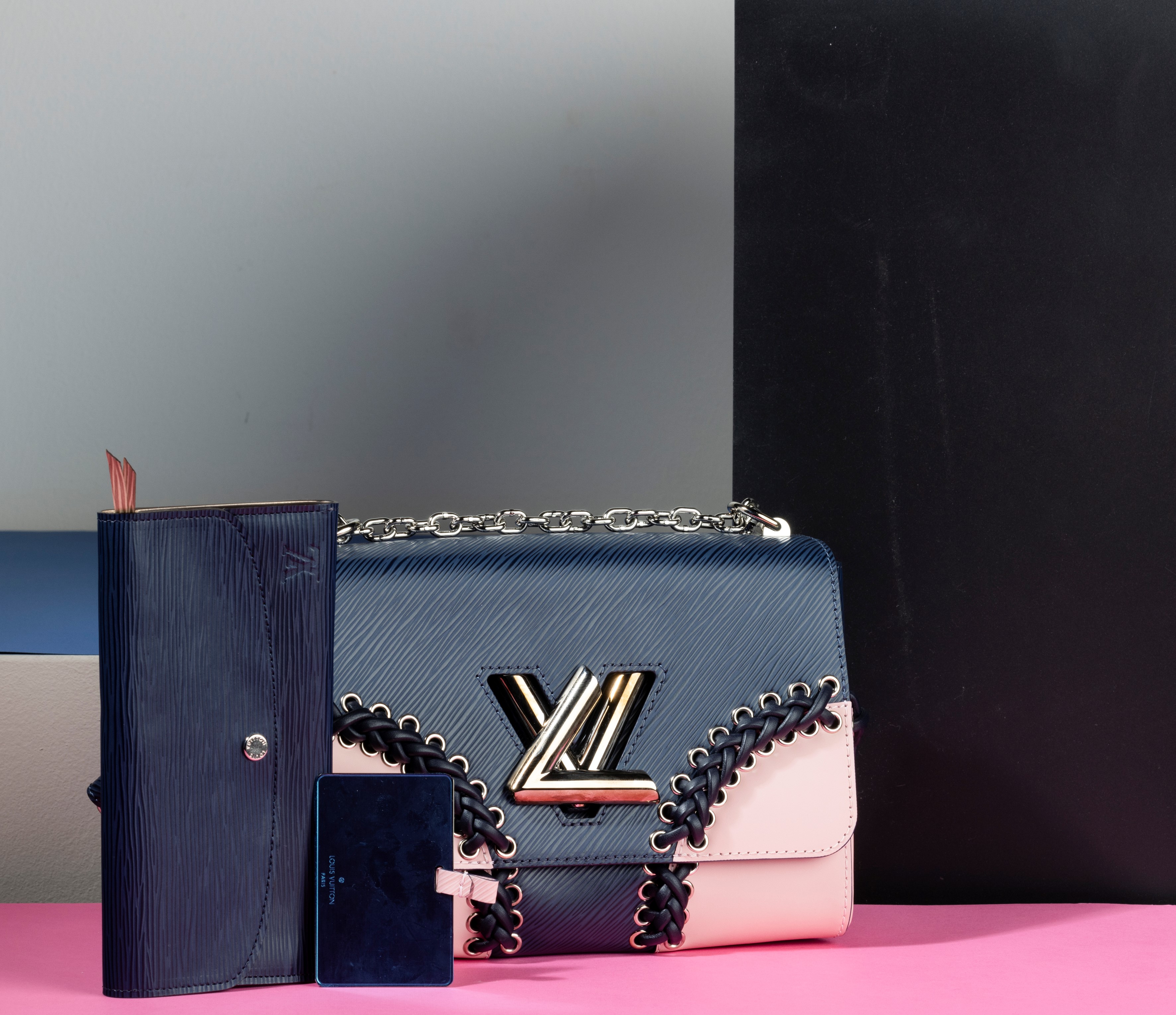 Louis Vuitton Twist MM in Pelle Epi con Tracolla e Portafogli Abbinato, Difetti, in Ottime Condiz...