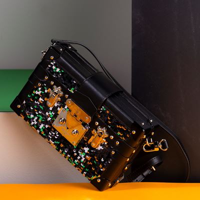 Louis Vuitton Petite Mallle in Pelle Epi, Applicazioni di Paillettes, Angoli Rigidi e Tracolla Am...