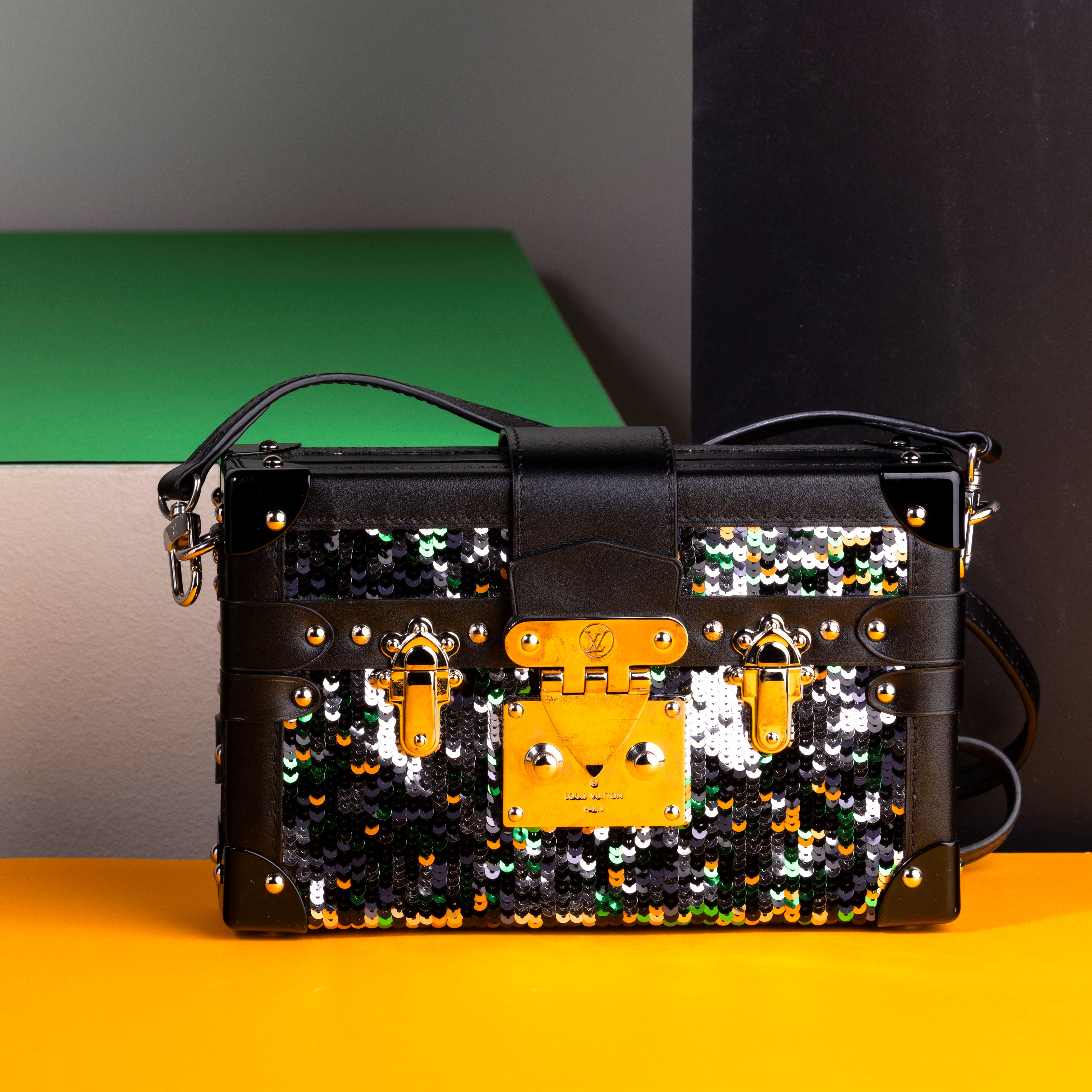 Louis Vuitton Petite Mallle in Pelle Epi, Applicazioni di Paillettes, Angoli Rigidi e Tracolla Am...