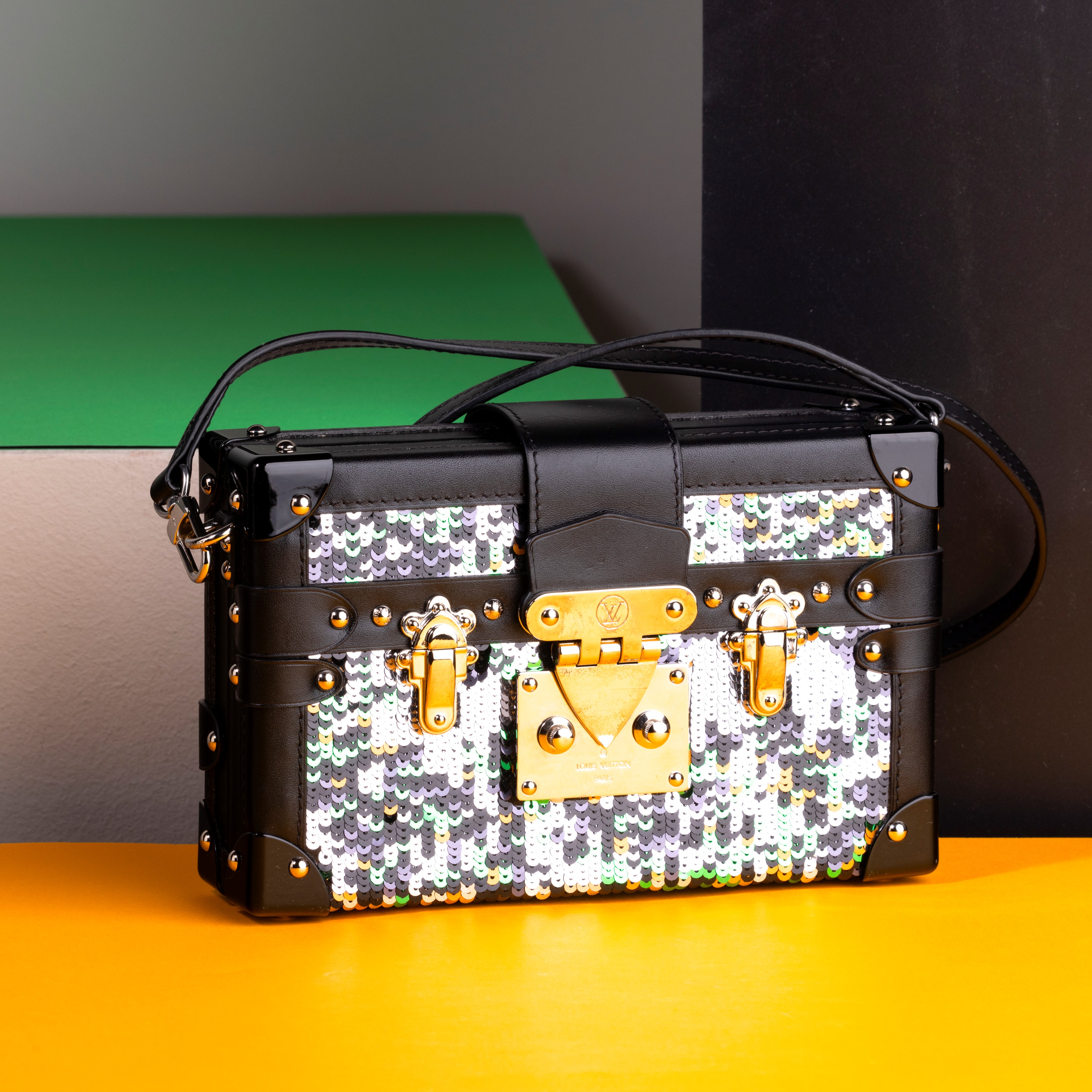 Louis Vuitton Petite Mallle in Pelle Epi, Applicazioni di Paillettes, Angoli Rigidi e Tracolla Am...