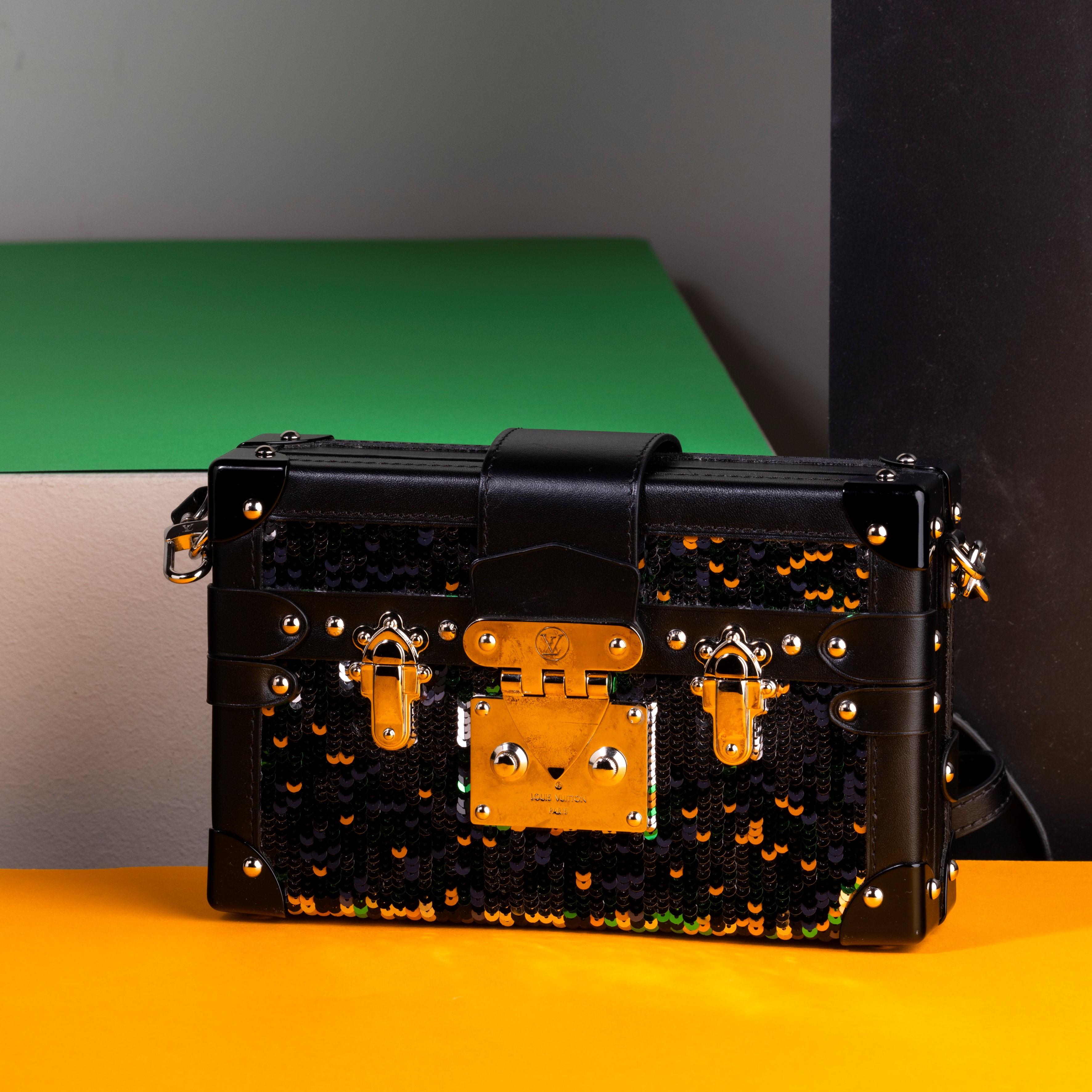 Louis Vuitton Petite Mallle in Pelle Epi, Applicazioni di Paillettes, Angoli Rigidi e Tracolla Am...