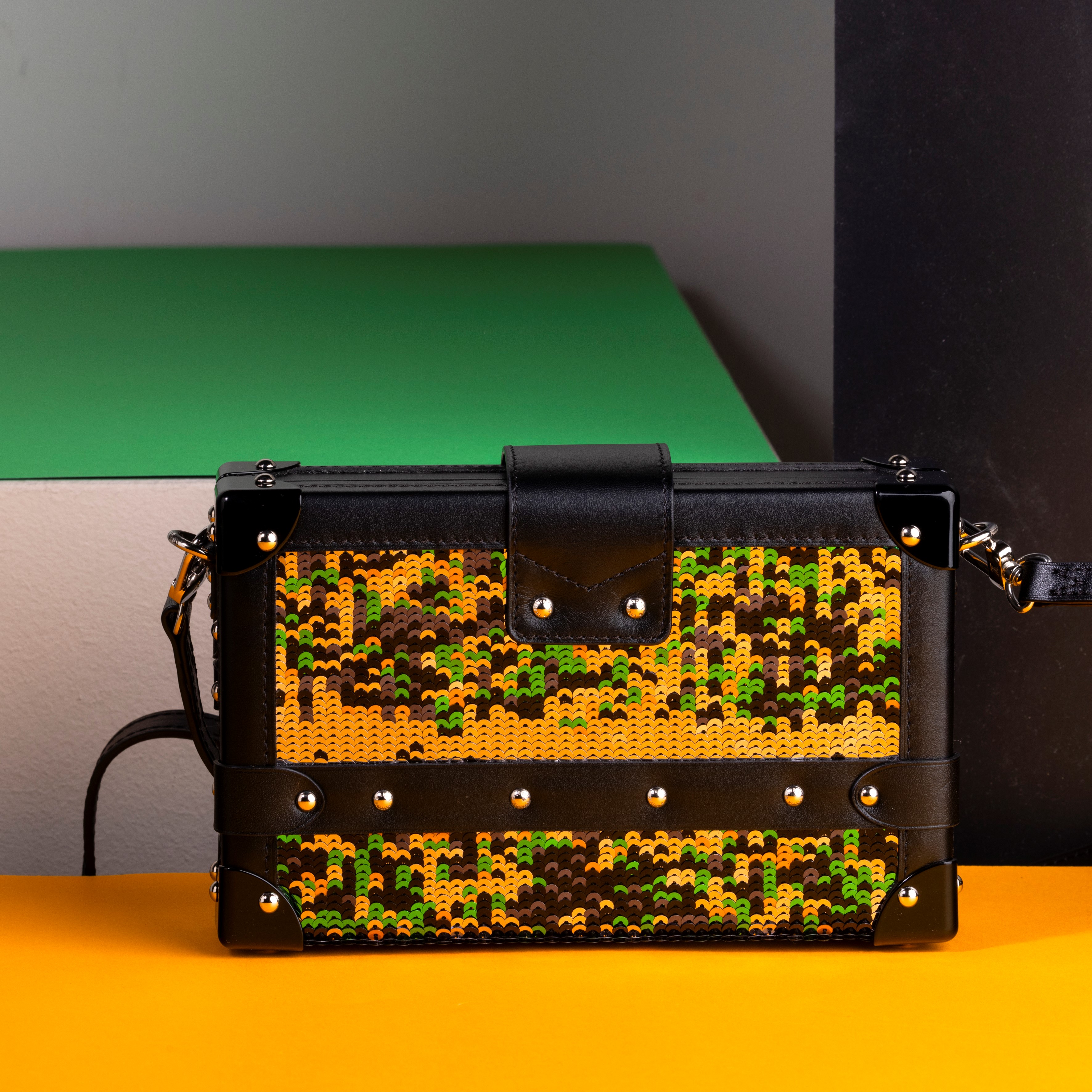 Louis Vuitton Petite Mallle in Pelle Epi, Applicazioni di Paillettes, Angoli Rigidi e Tracolla Am...