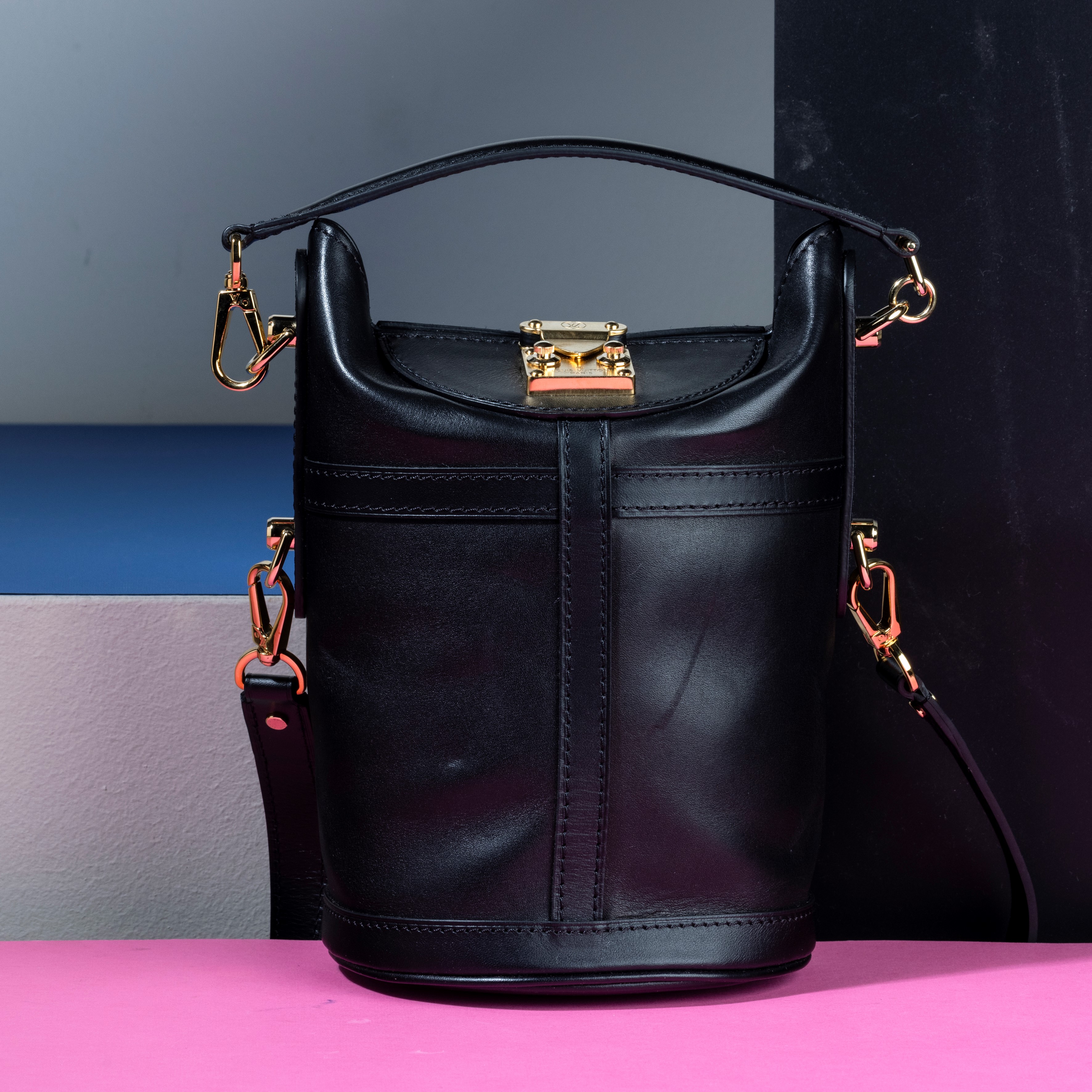 Louis Vuitton Borsa a Secchiello in Pelle Nera e con Tracolla, Difetti, in Ottime Condizioni, Dus...