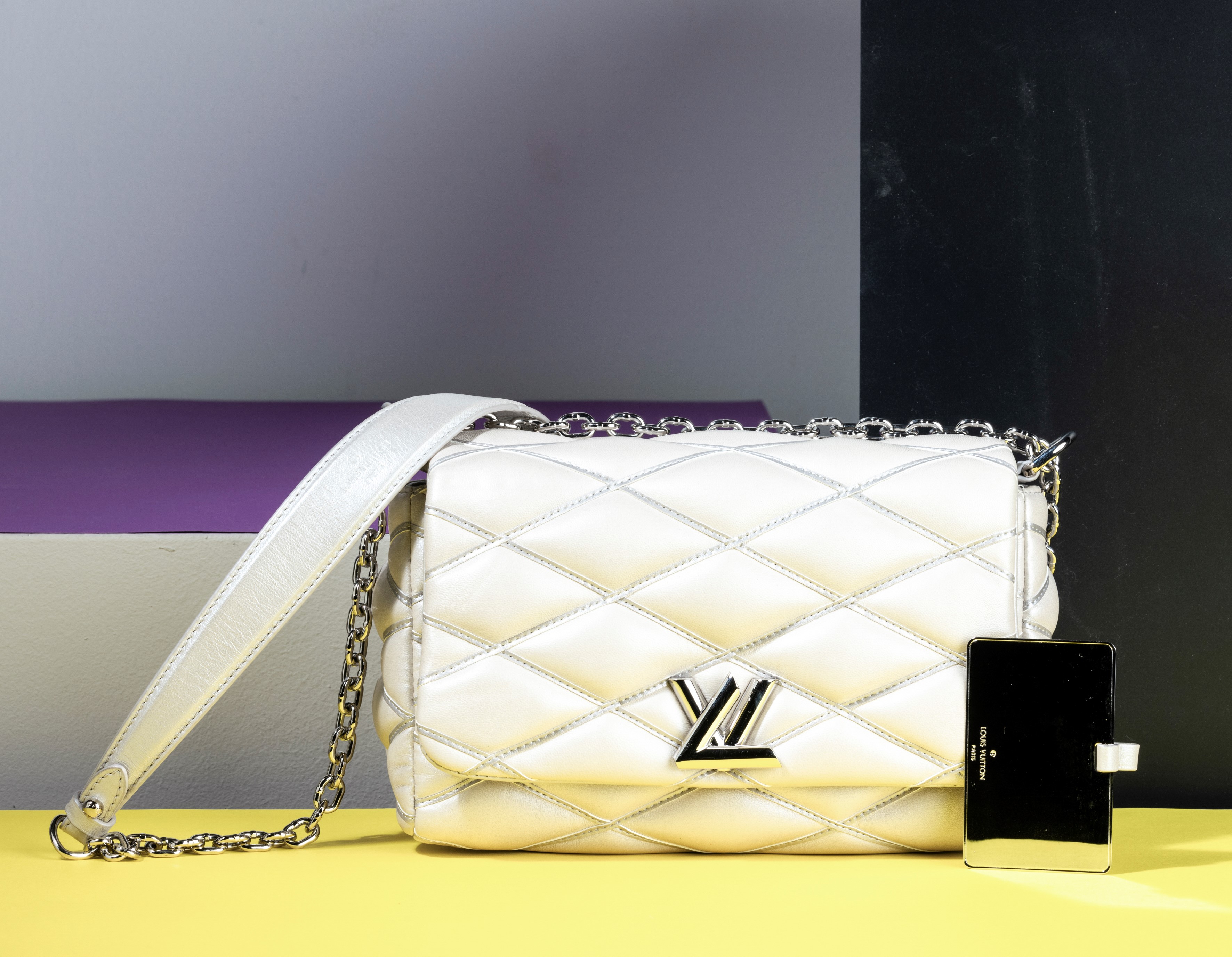Louis Vuitton Twist Limited Edition in Pelle Trapuntata Grigio/beige con Specchietto, Difetti, in...