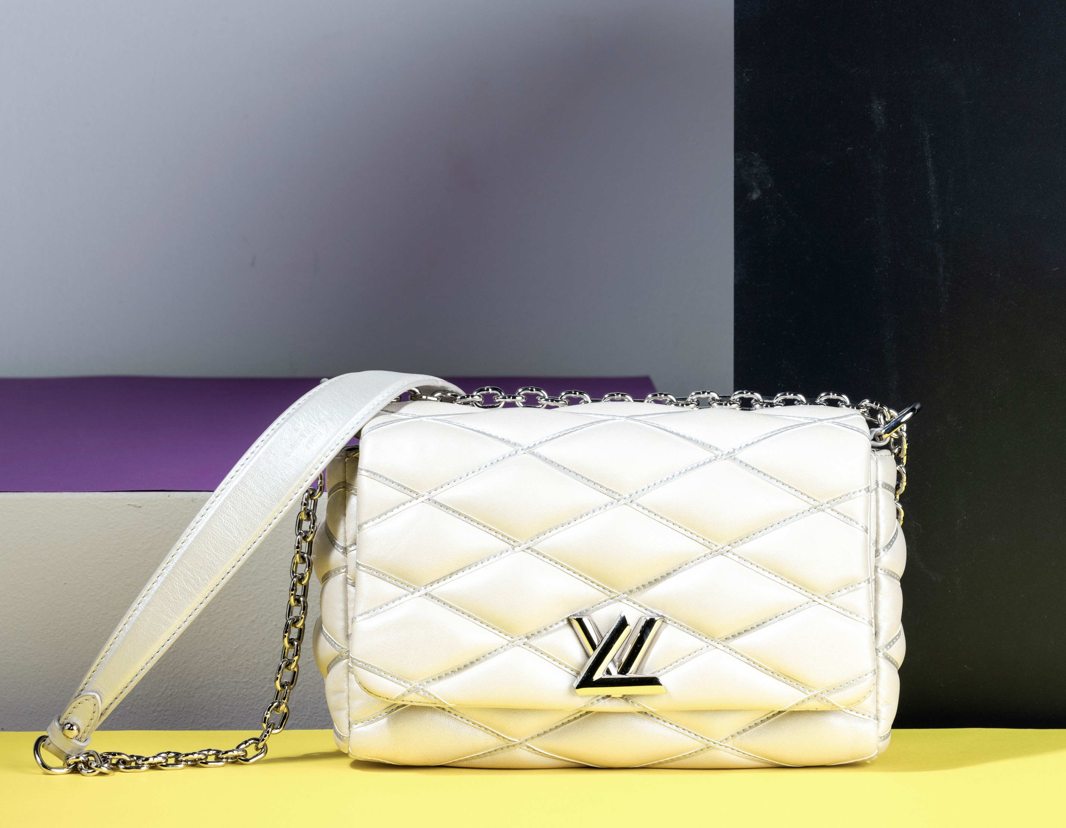 Louis Vuitton Twist Limited Edition in Pelle Trapuntata Grigio/beige con Specchietto, Difetti, in...