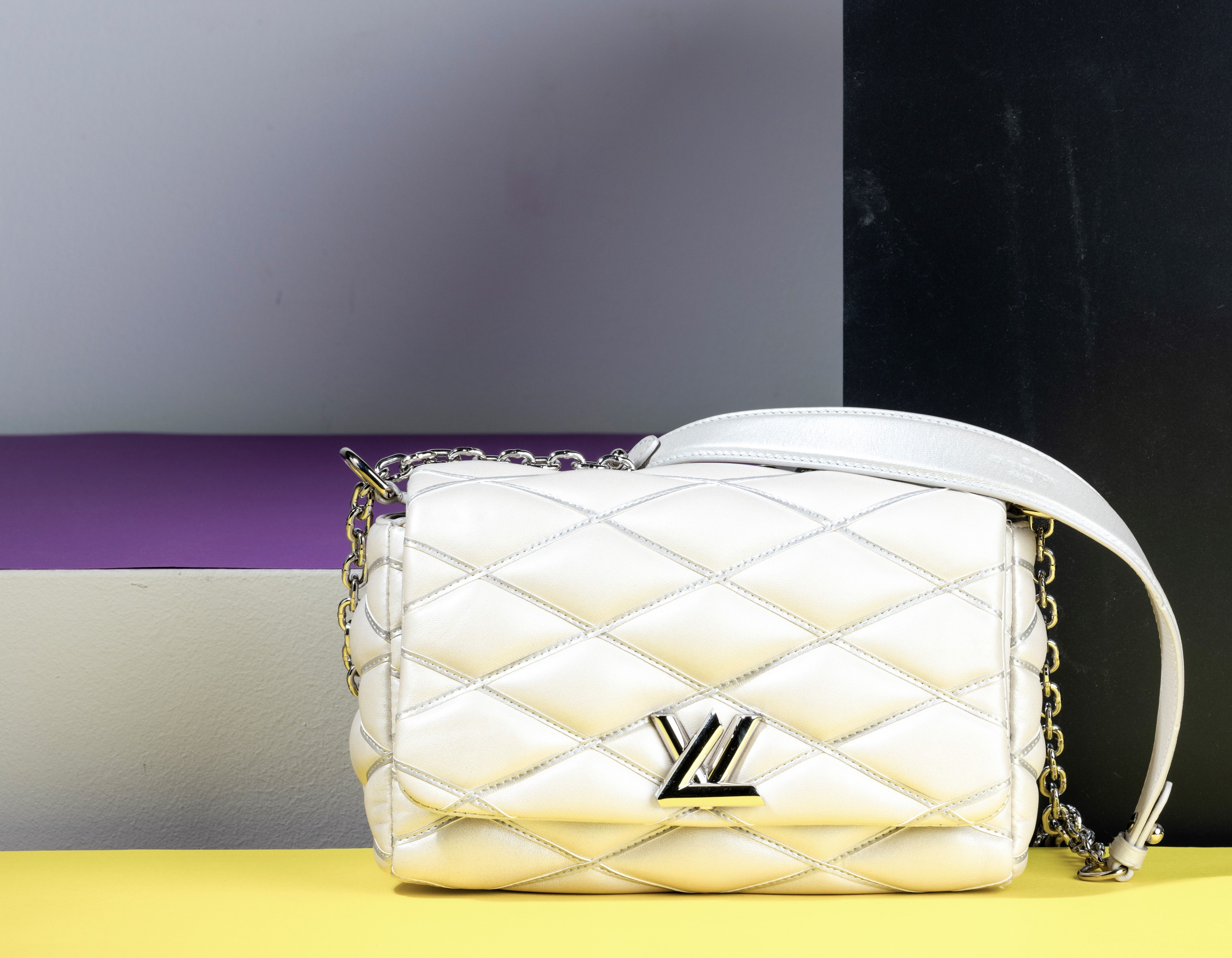 Louis Vuitton Twist Limited Edition in Pelle Trapuntata Grigio/beige con Specchietto, Difetti, in...