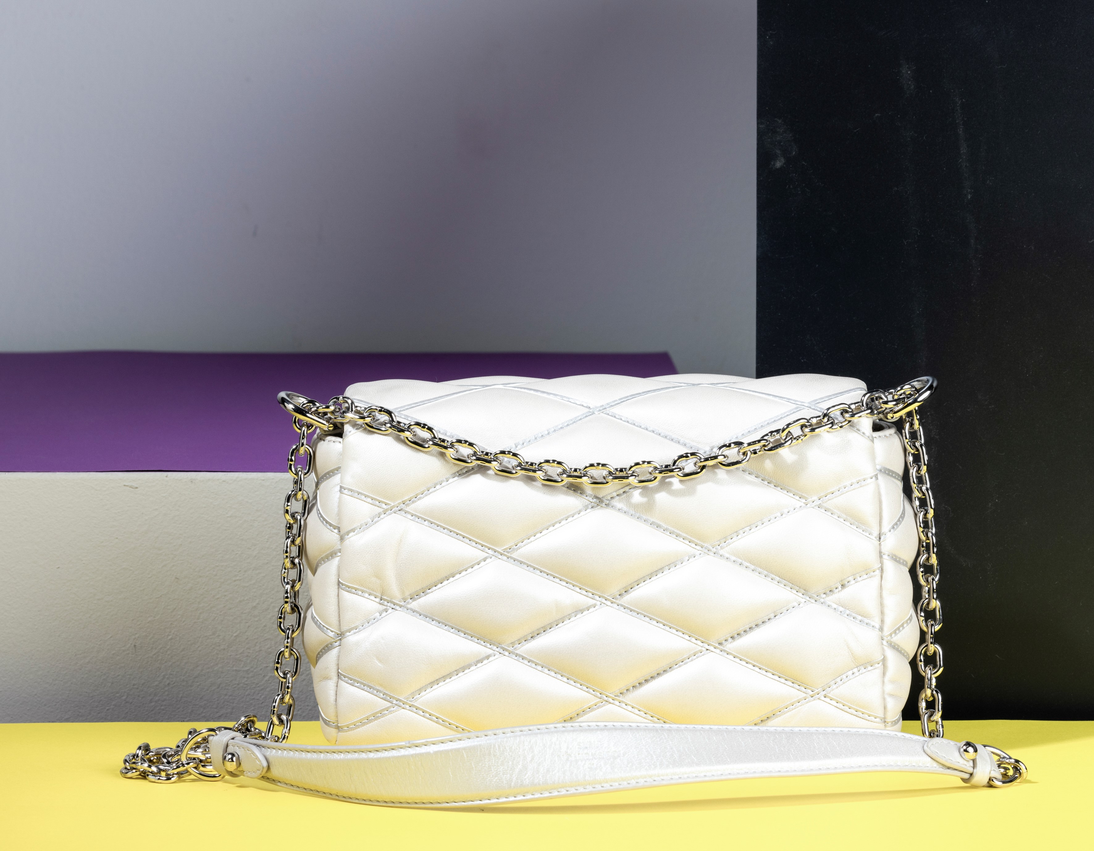 Louis Vuitton Twist Limited Edition in Pelle Trapuntata Grigio/beige con Specchietto, Difetti, in...