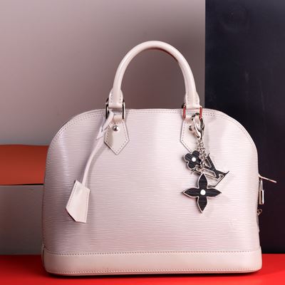 Louis Vuitton Alma Bb in Epi Pelle Grigio Chiaro, Difetti e Piccoli Segni nella Parte Bassa Davan...