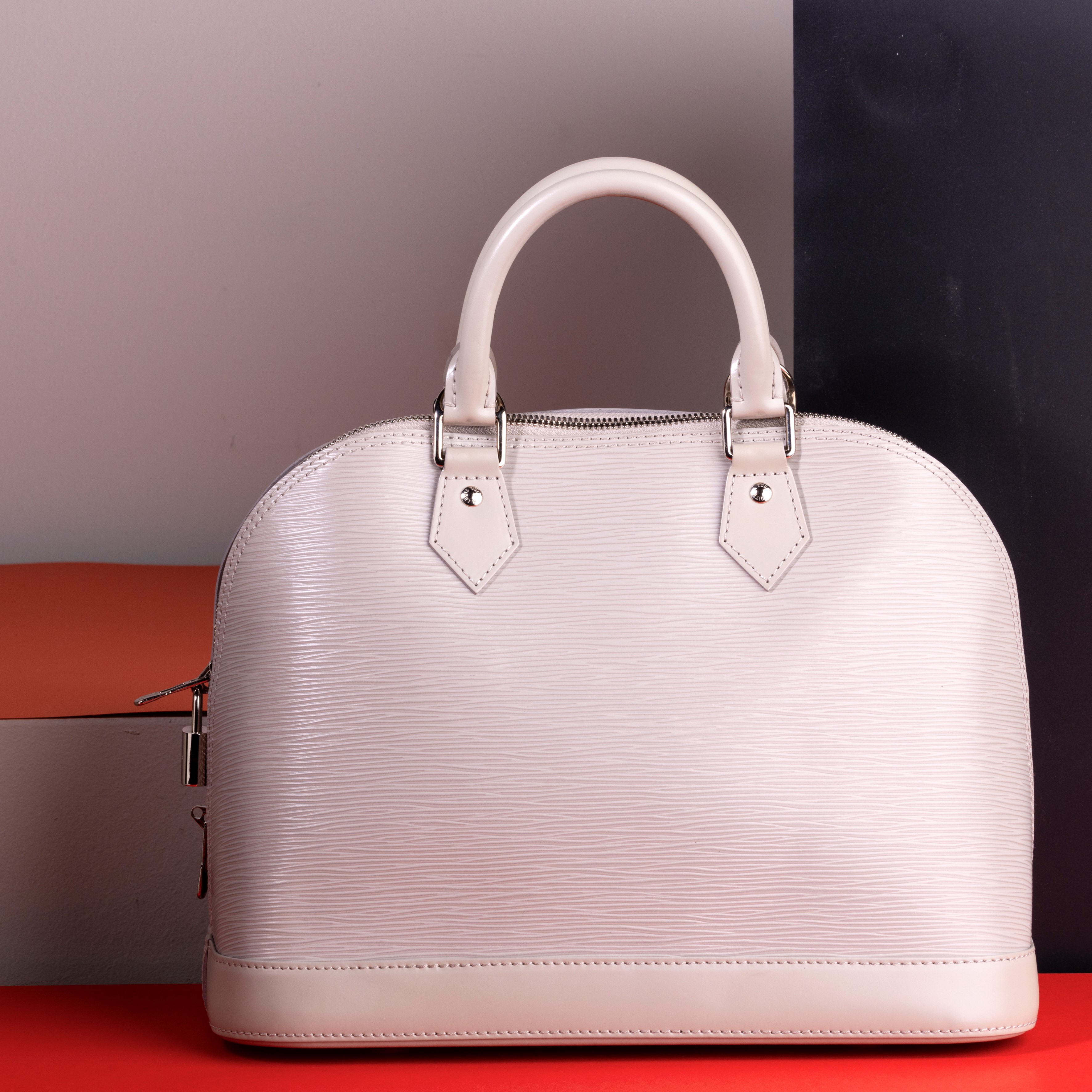 Louis Vuitton Alma Bb in Epi Pelle Grigio Chiaro, Difetti e Piccoli Segni nella Parte Bassa Davan...