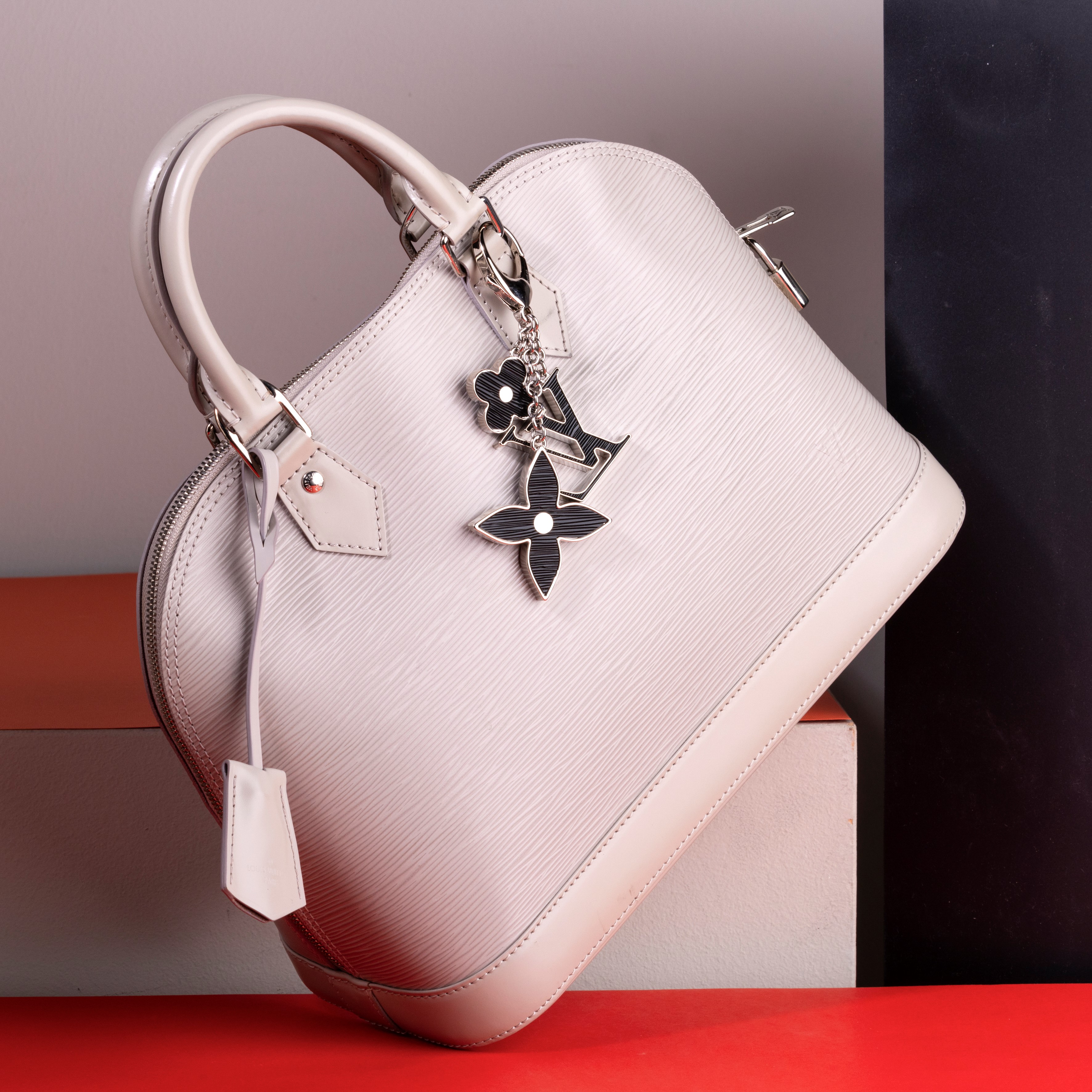 Louis Vuitton Alma Bb in Epi Pelle Grigio Chiaro, Difetti e Piccoli Segni nella Parte Bassa Davan...