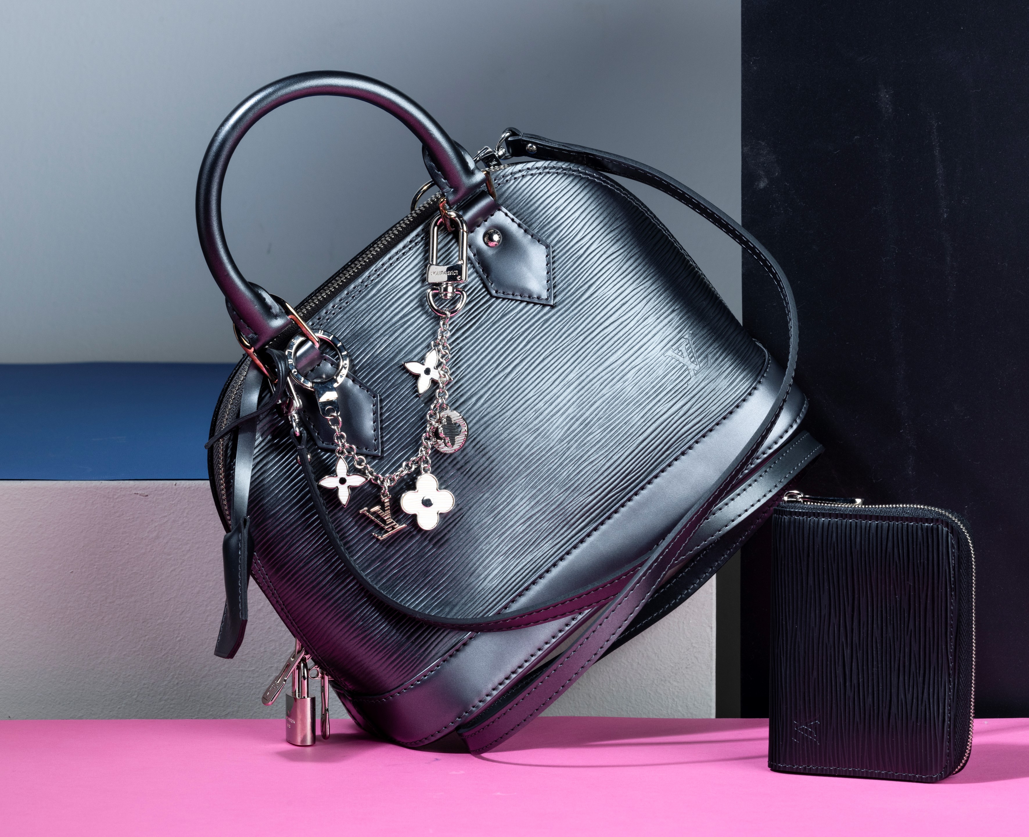 Louis Vuitton Borsa Alma Bb in Epi Pelle Grigio Canna di Fucile, con Tracolla e Portafogli Abbina...
