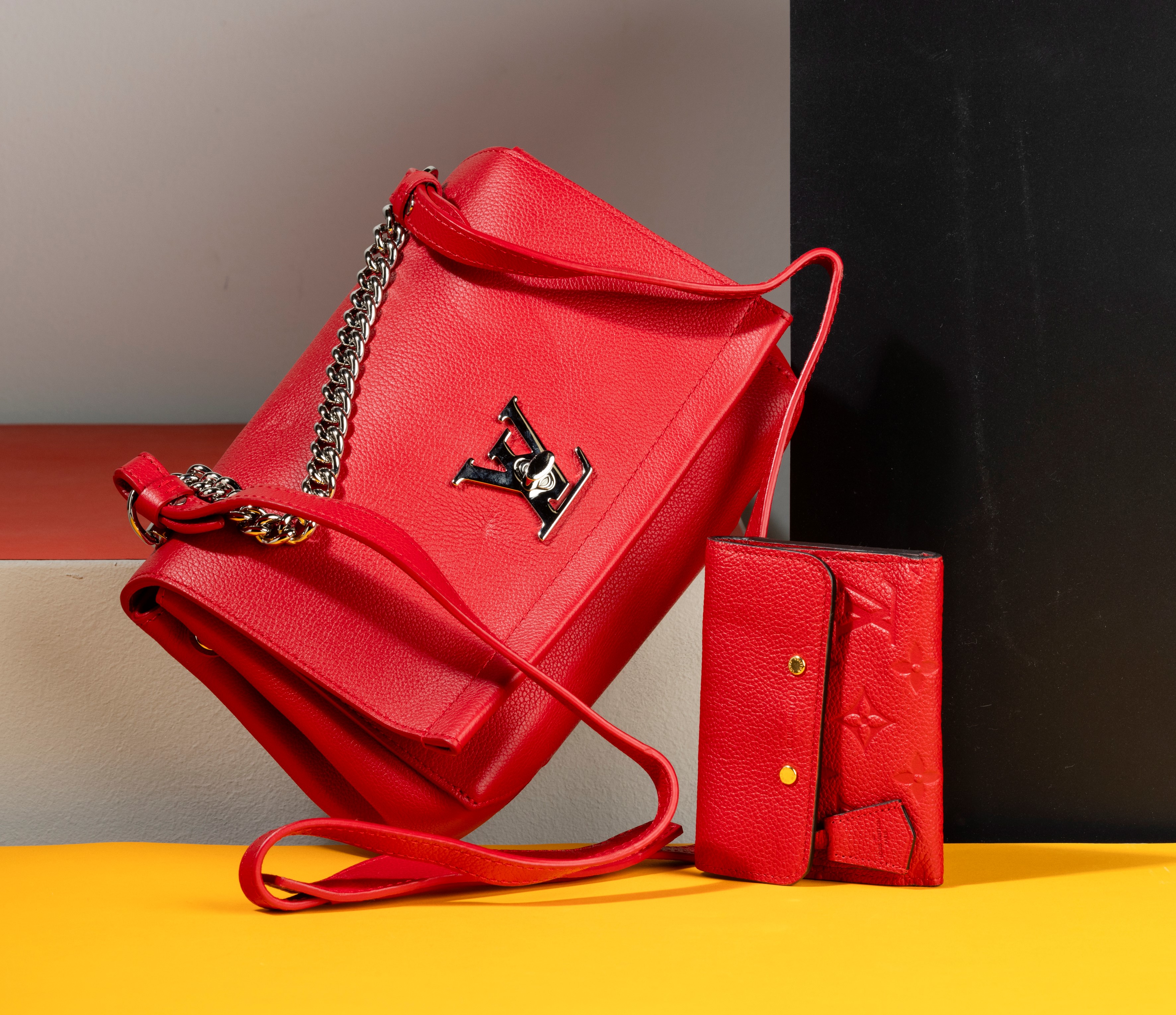 Louis Vuitton Lock Me in Pelle con Tracolla e Portafoglio Abbinato Monogram, Difetti Lievi, in Ot...